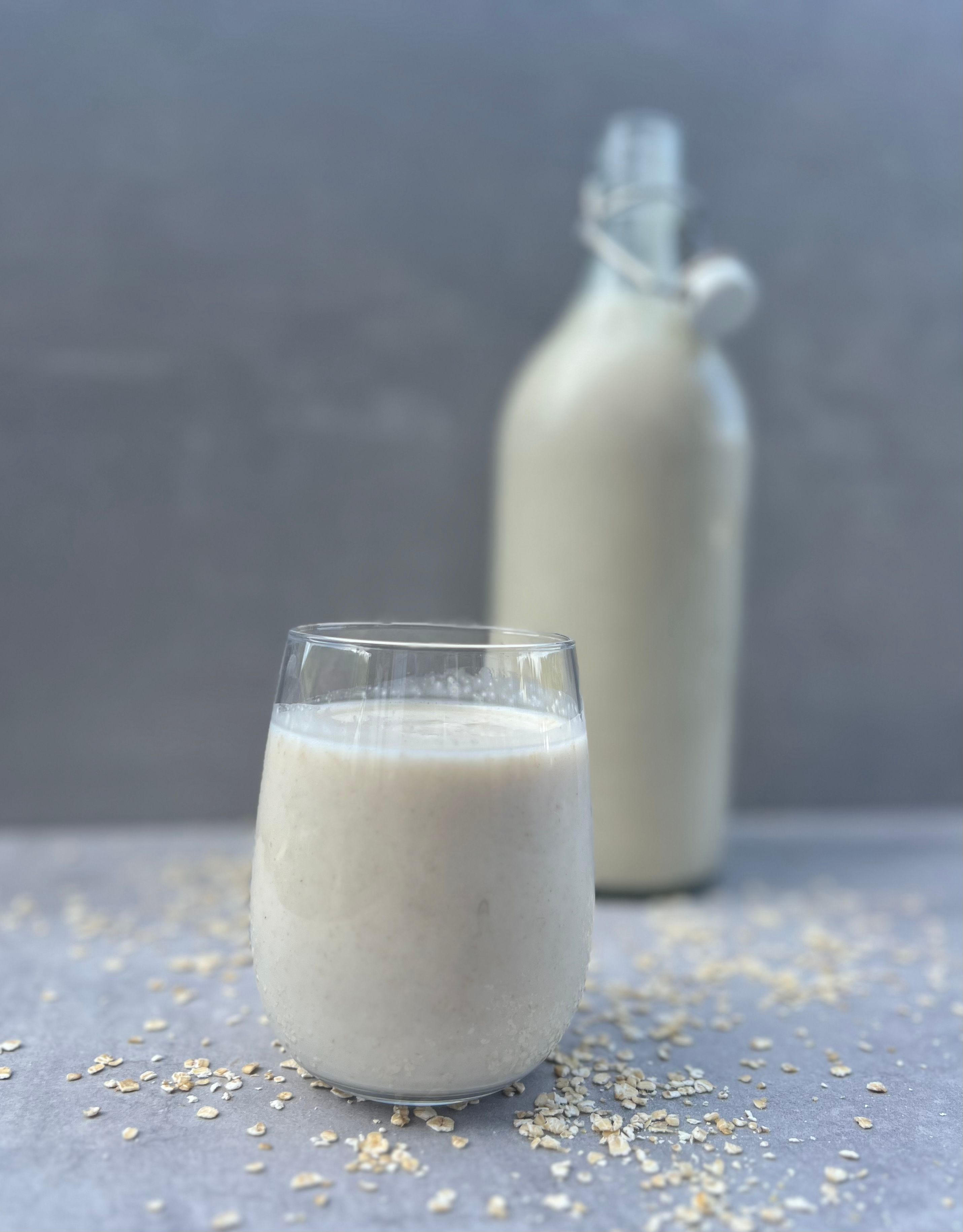 Så enkelt lager du heimelaga havremelk - til kun 5 kroner literen!