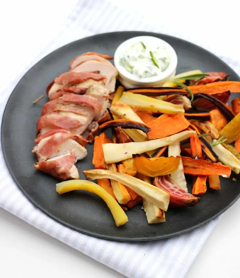 Baconsurra kyllingfilêt med ovnsbakte rotgrønnsaker og tzatziki