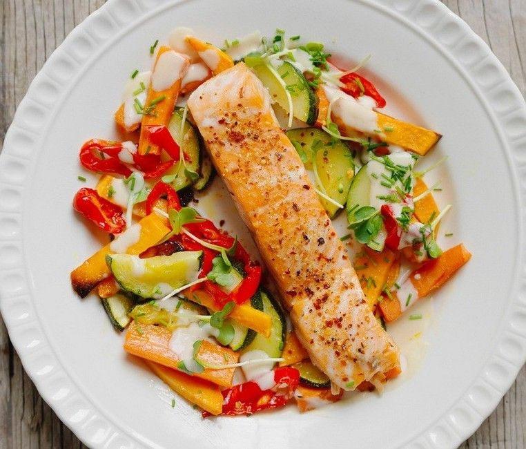 Laks med ovnsbakte grønnsaker og enkel, krema fiskesaus