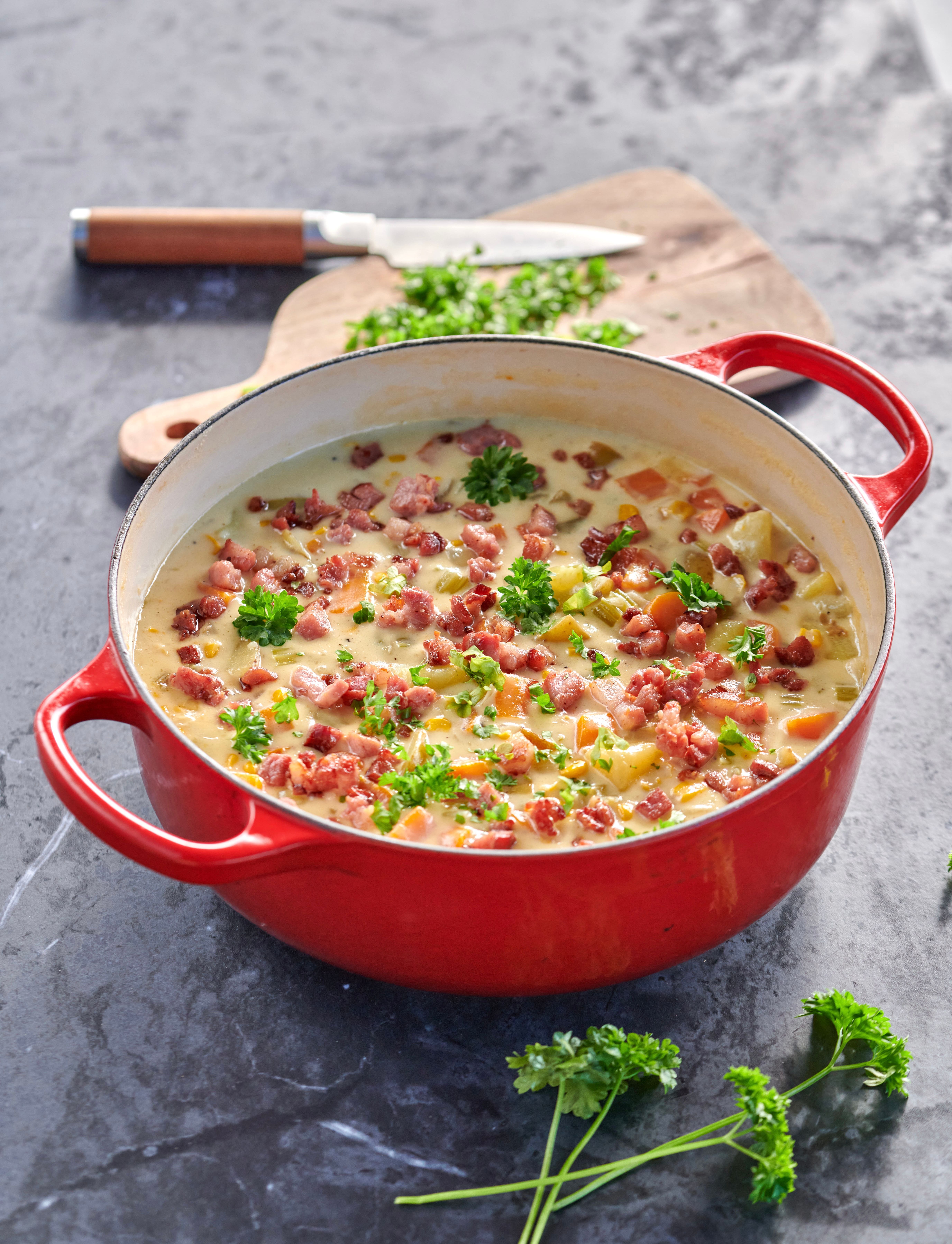 Alt-i-ett potetsuppe med mais & bacon