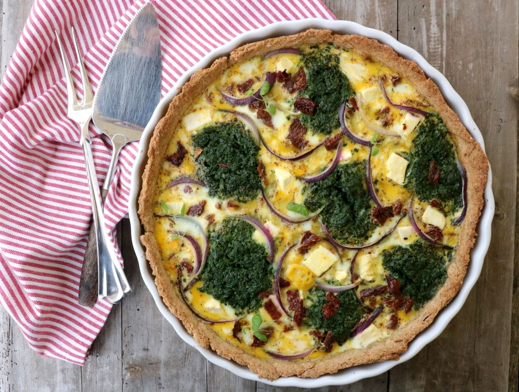 Grov middagspai med spinat, fetoast og soltørka tomater