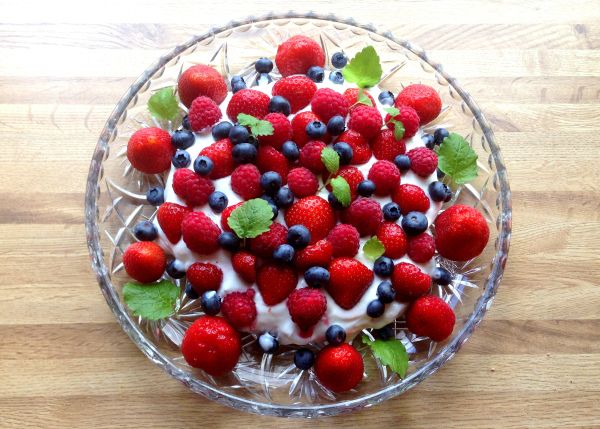 Oppskrift; sukkerfri nøttekake med friske bær