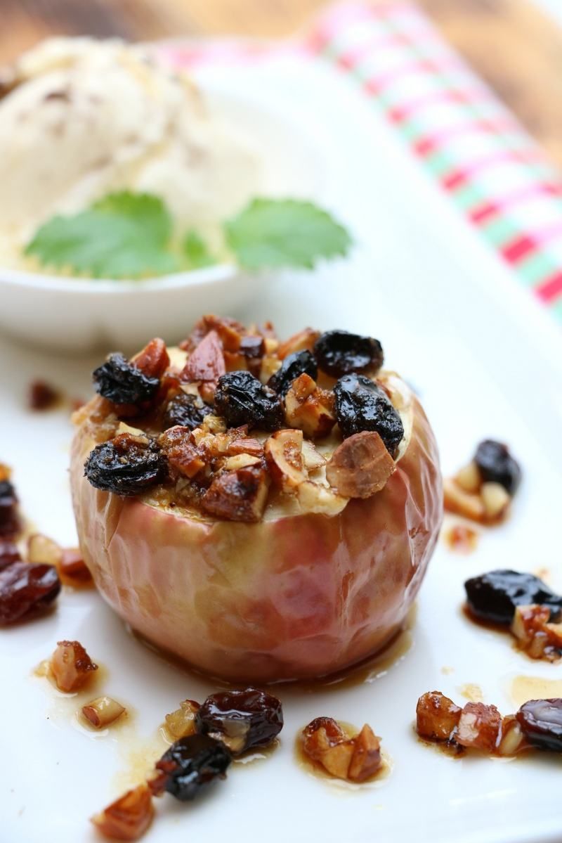 Bakt eple med rosiner og mandler