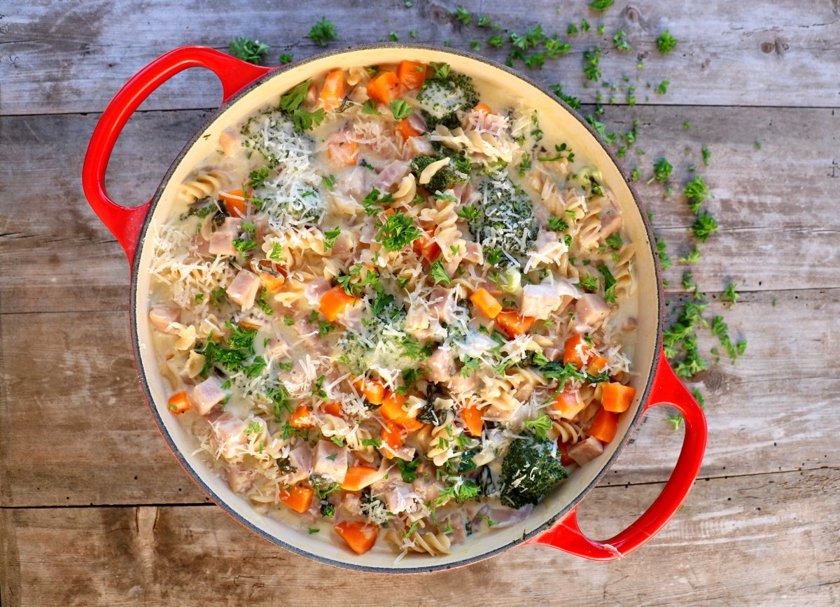 Alt-i-ett krema pastagryte med skinke