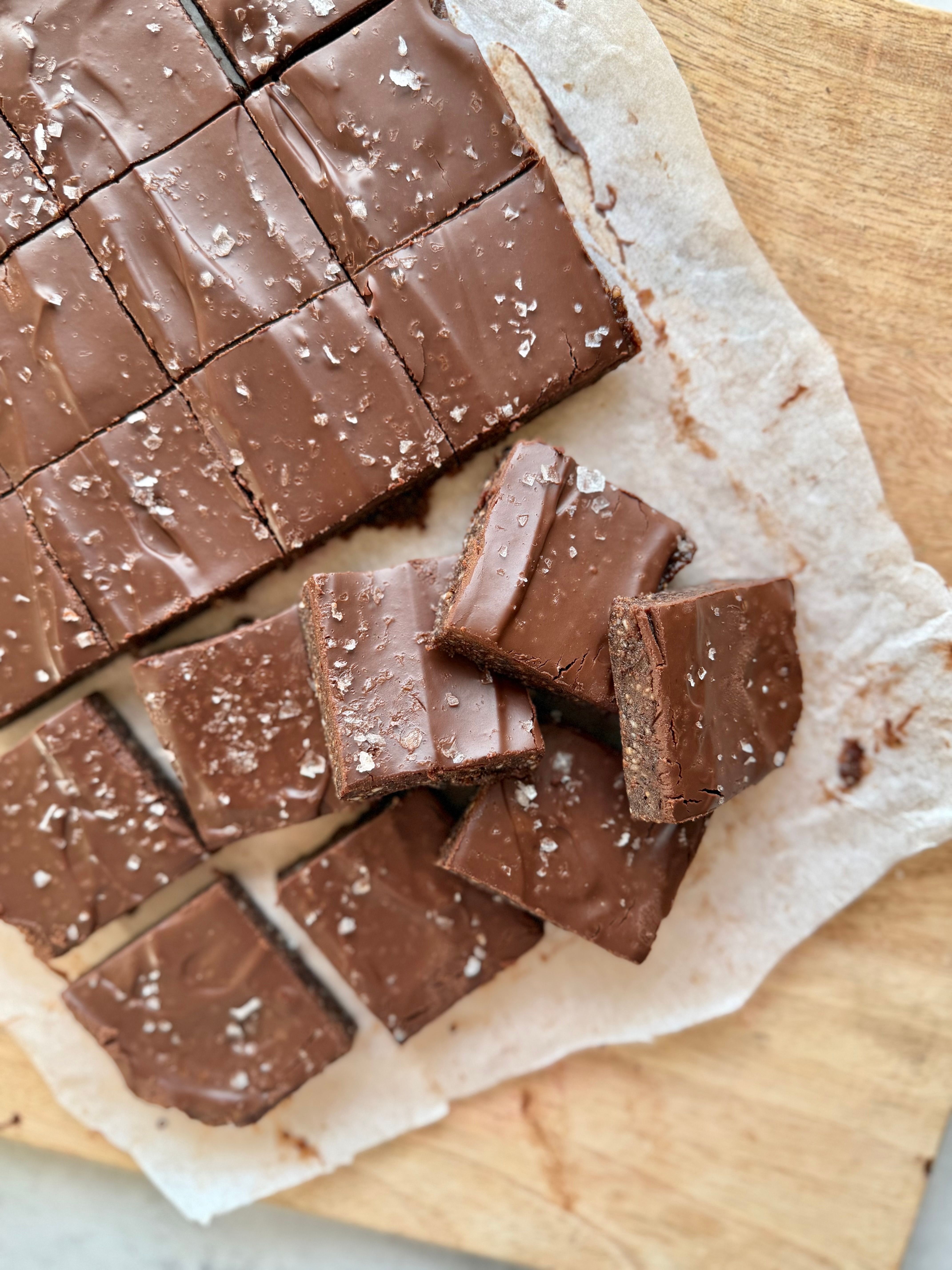 Seig og digg daddelbrownie med sjokoladetopping
