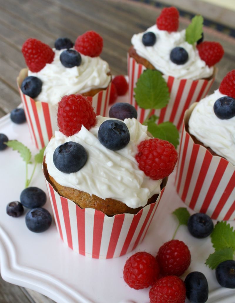Krydderkake muffins med frisk glasur og bær