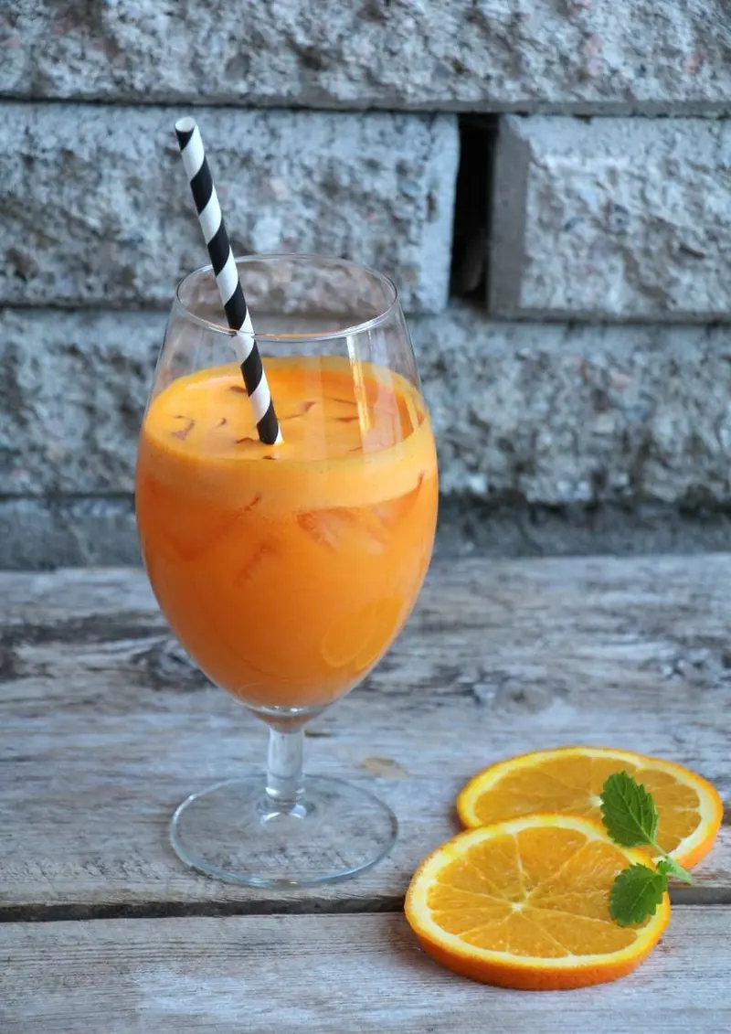 Ferskpressa appelsinjuice med gulrot og ingefær