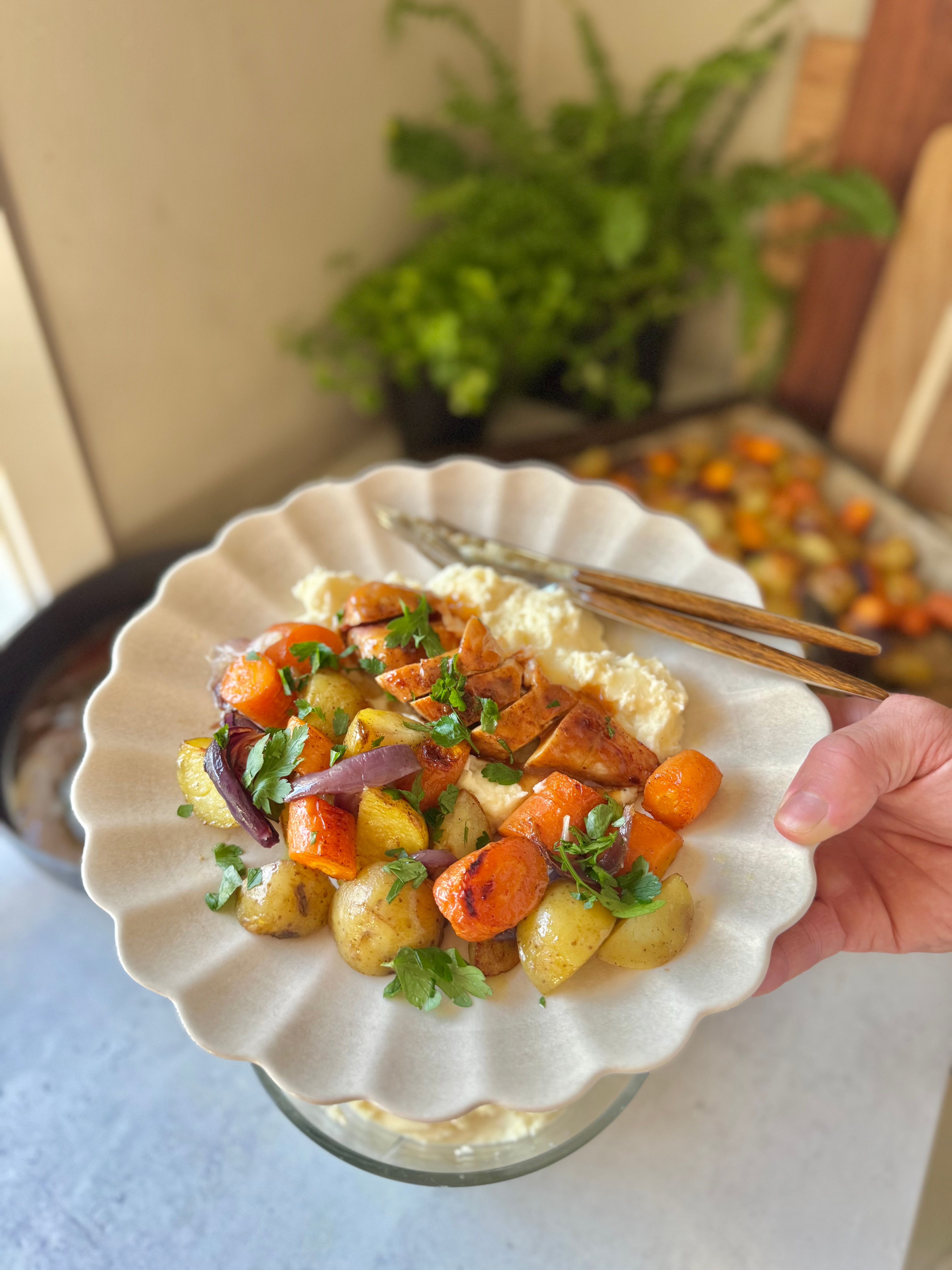 Kyllingbryst med sellerirotkrem, bakte grønnsaker & timiansjy