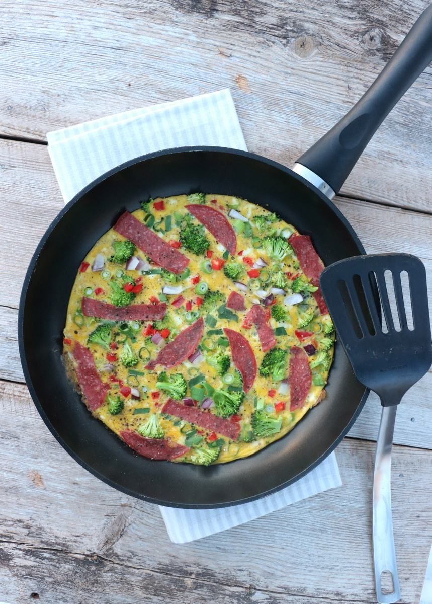 Frukostomelett med salami
