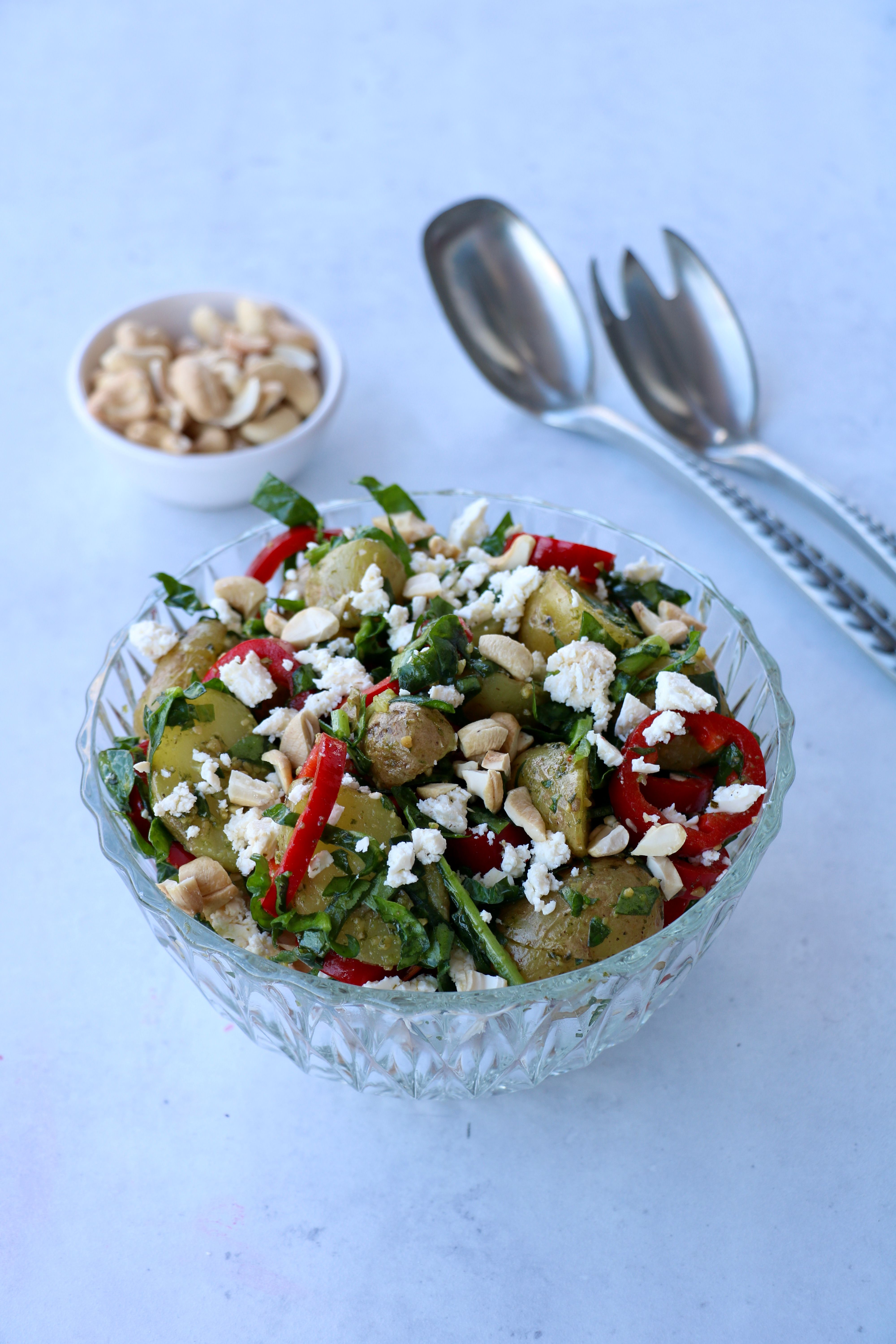 Lun potetsalat med pesto, fetaost og grønnsaker