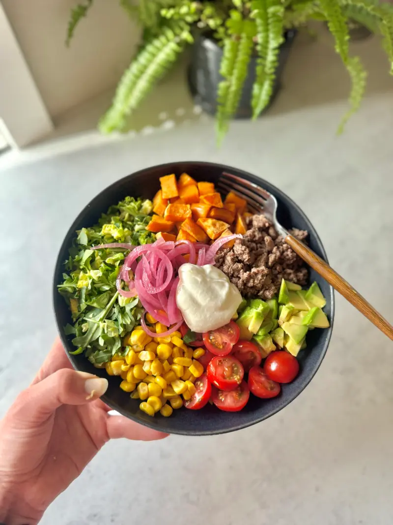Burger bowl søtpotet-aioli-style