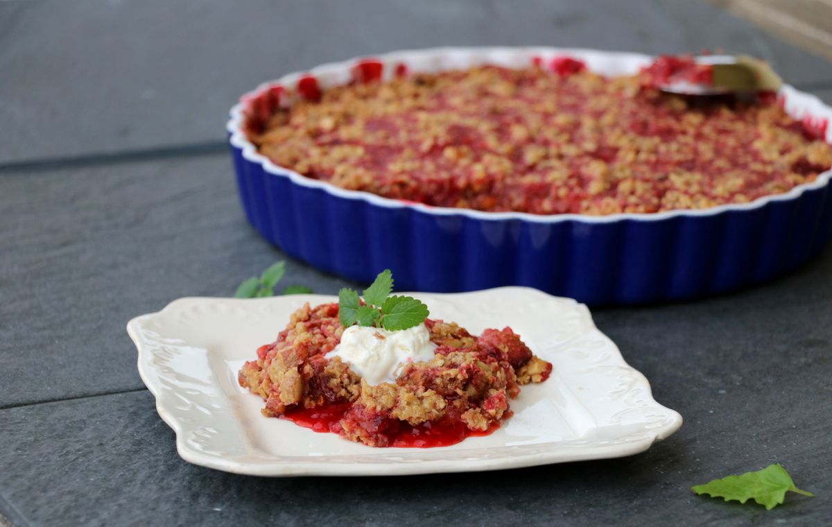 Sukkerfri smuldrepai med bringebær og jordbær