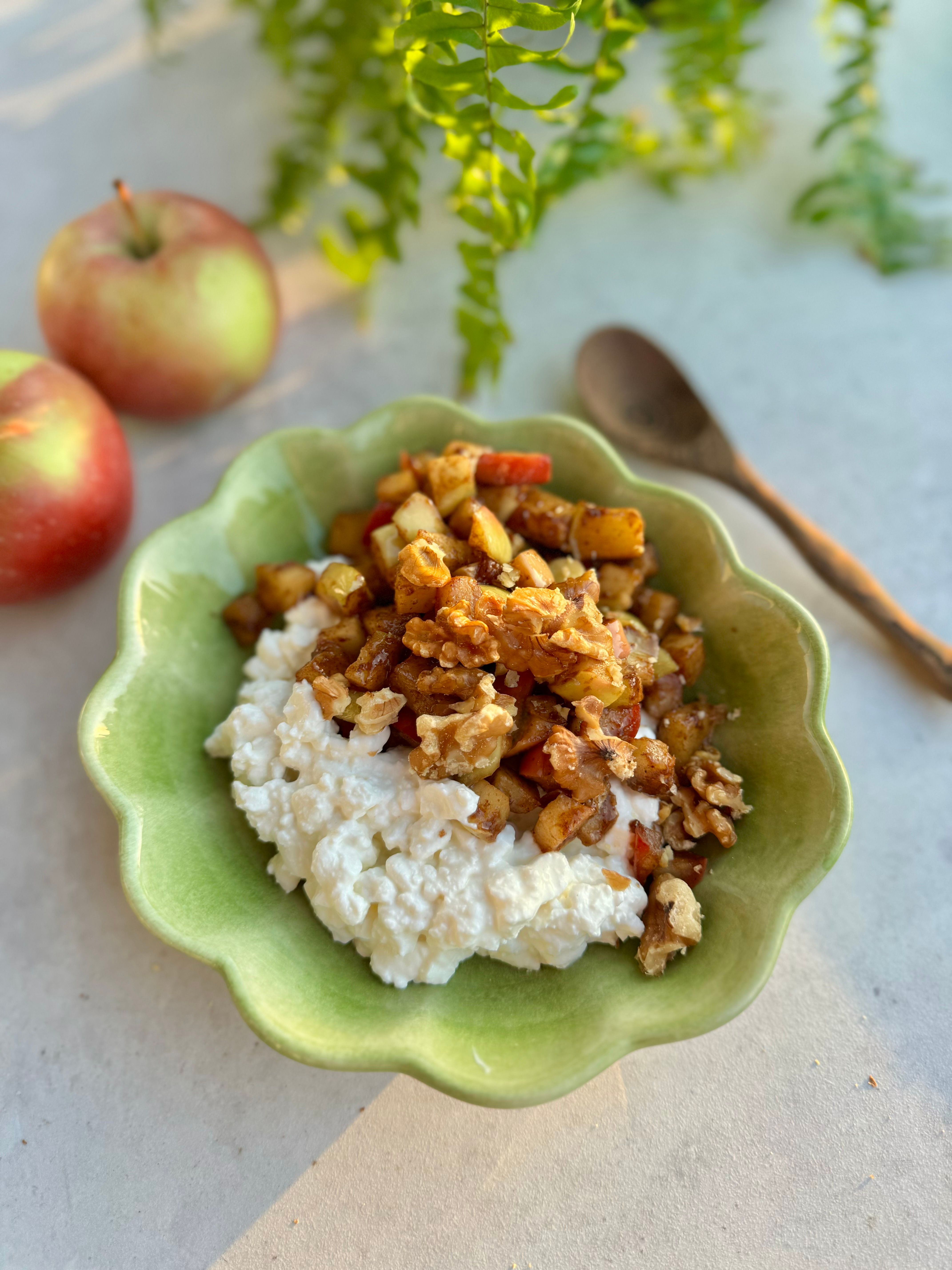 Smørstekte, søte og møre epler - nydelig som toppingeller dessert!