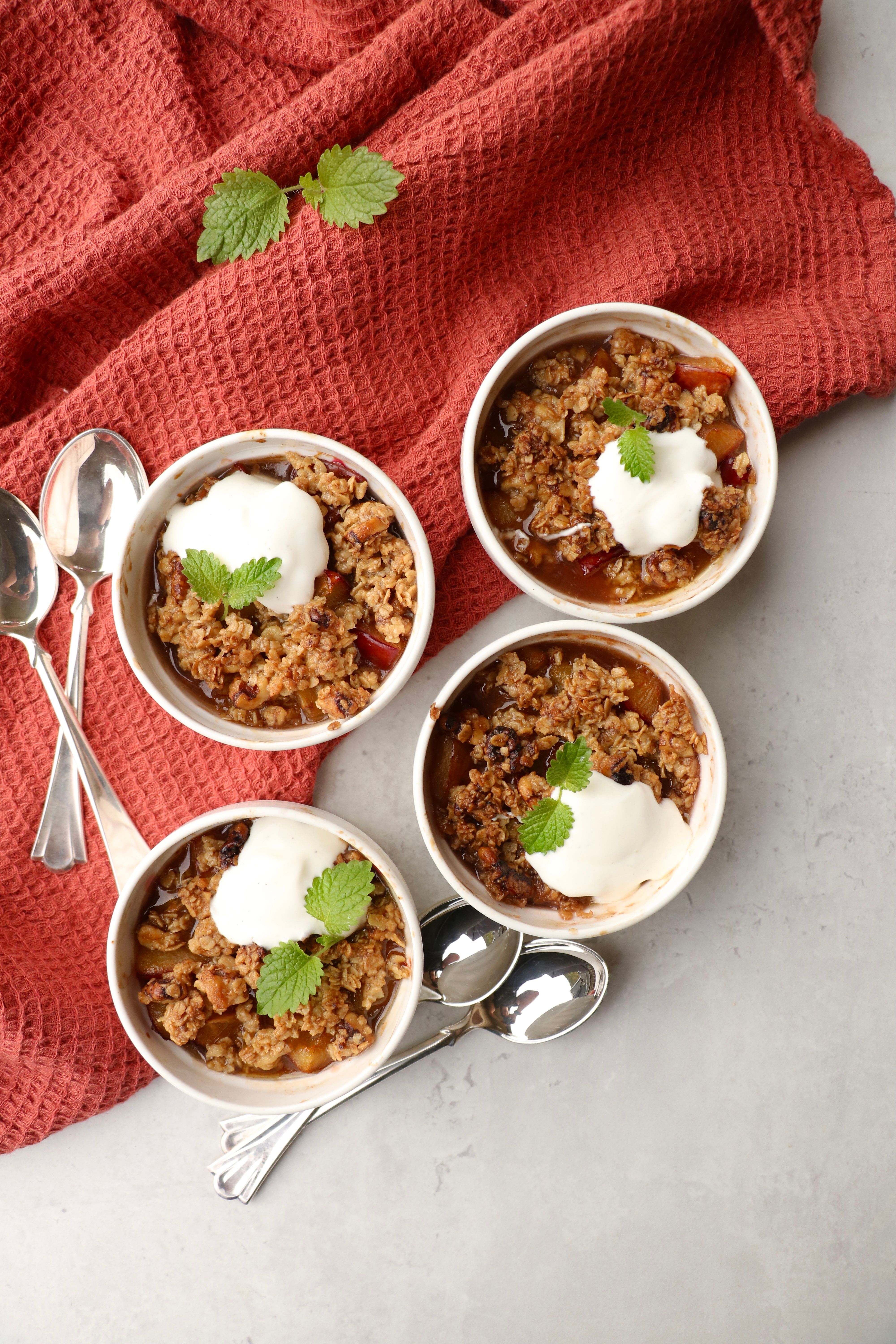 Sukkerfri mini-smuldrepai med plommer