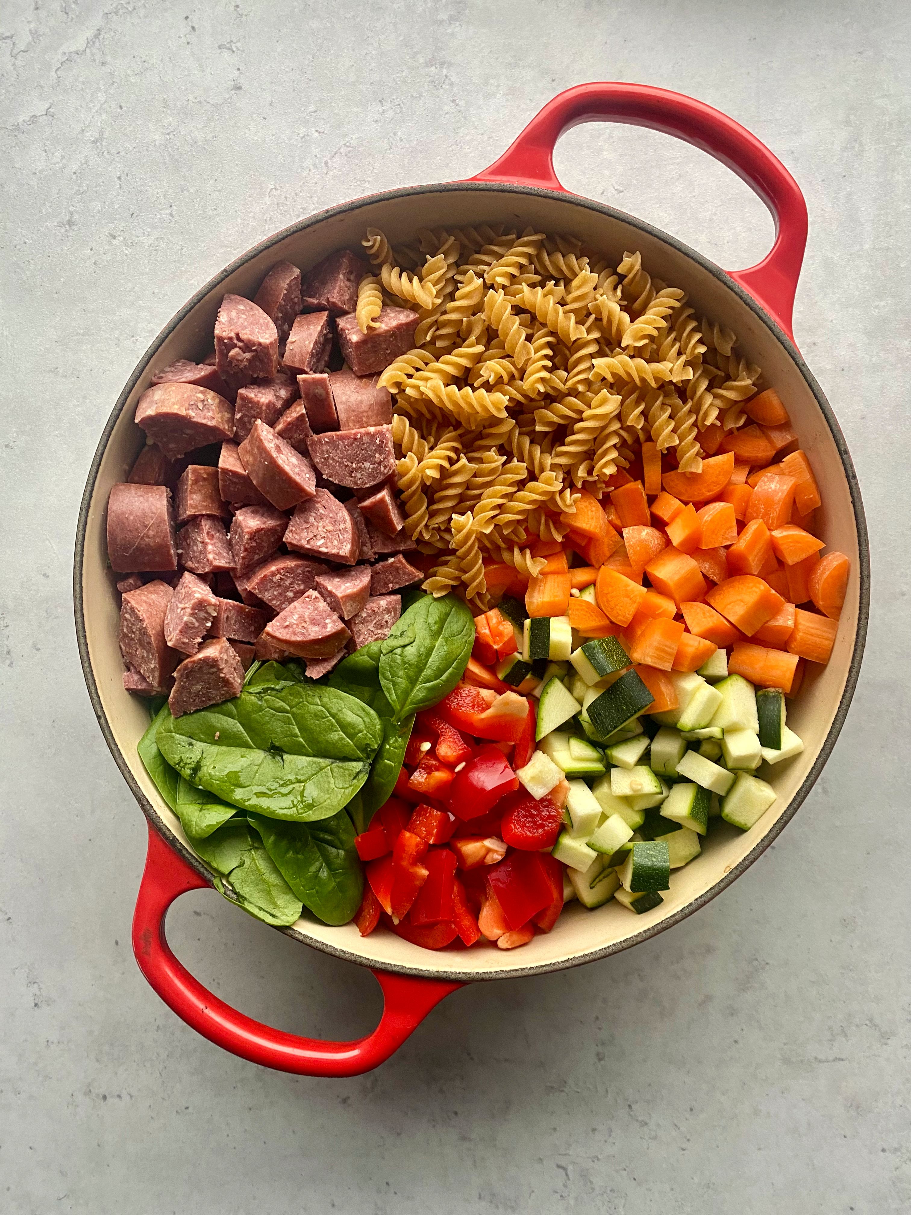 Alt-i-ett krema pølsegryte med pasta