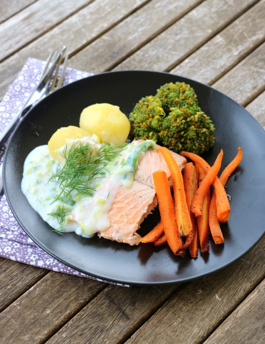 Heilstekt laks med dill- og purreløksaus