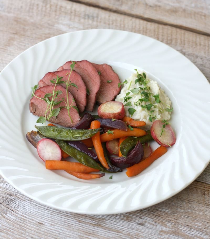 Heilstekt indrefilêt av storfe med jordskokkpurê og glaserte grønnsaker