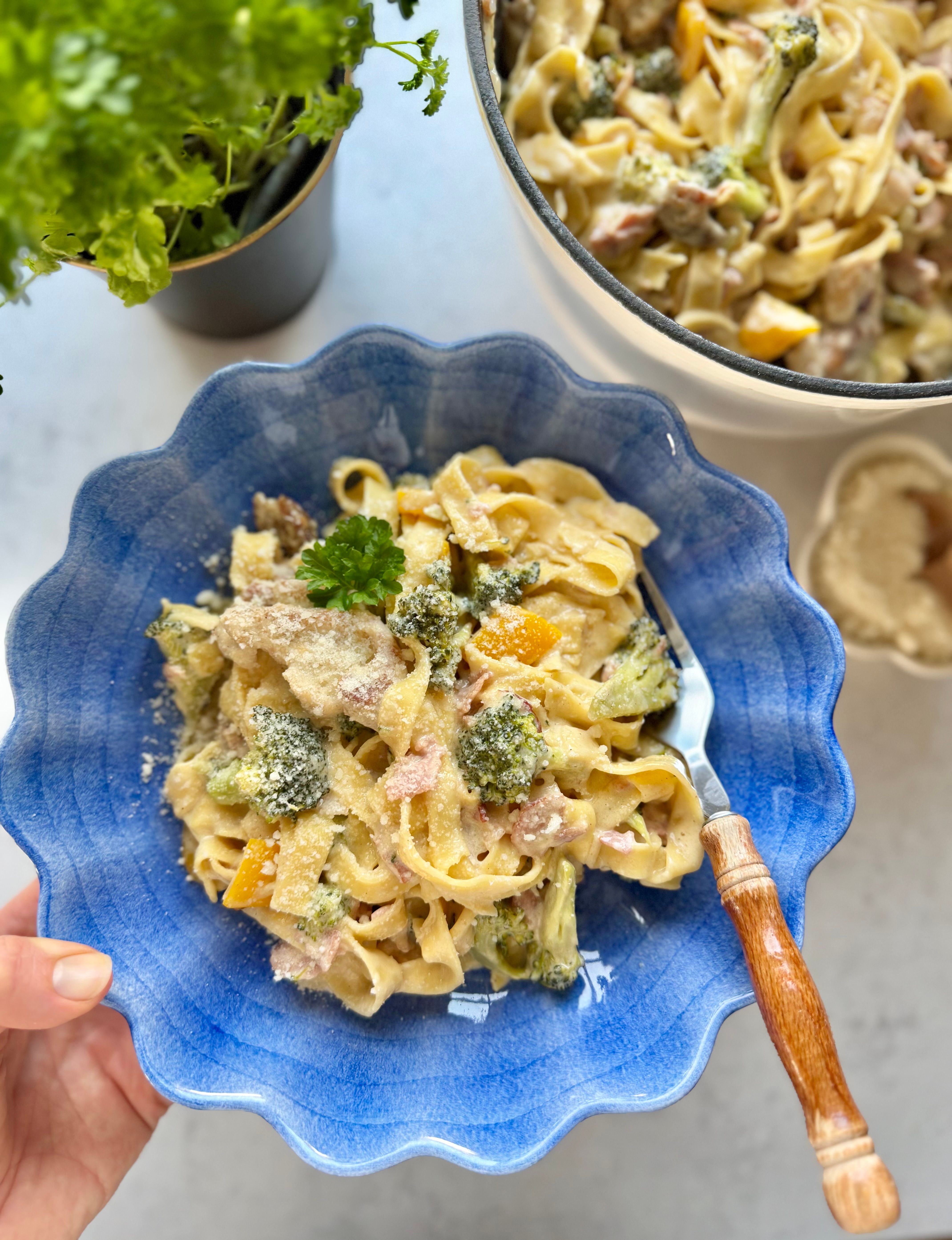 Alt-i-ett krema pastagryte med kylling & bacon - på 20 minutt!