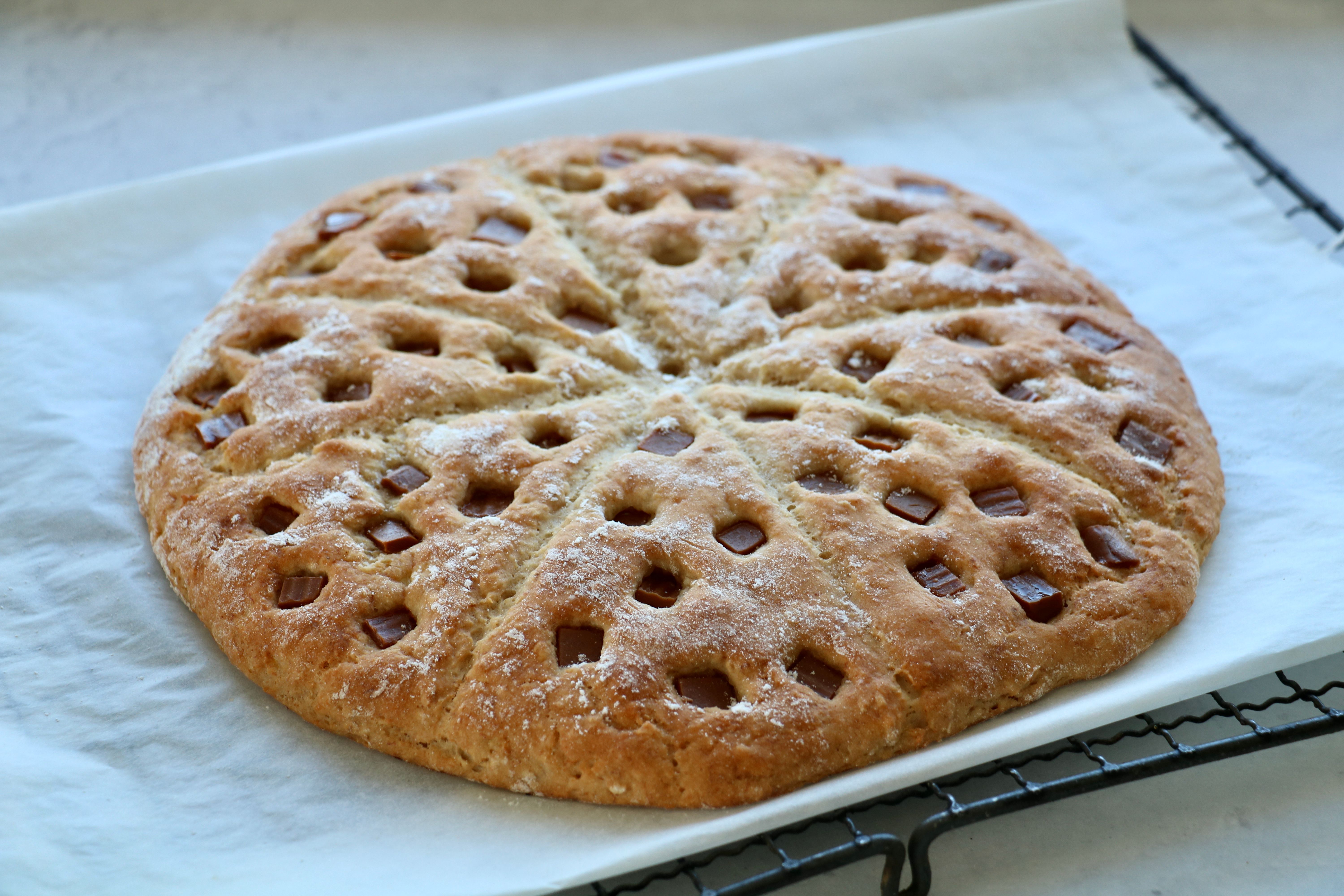 Søte, saftige havrescones med brunostbiter