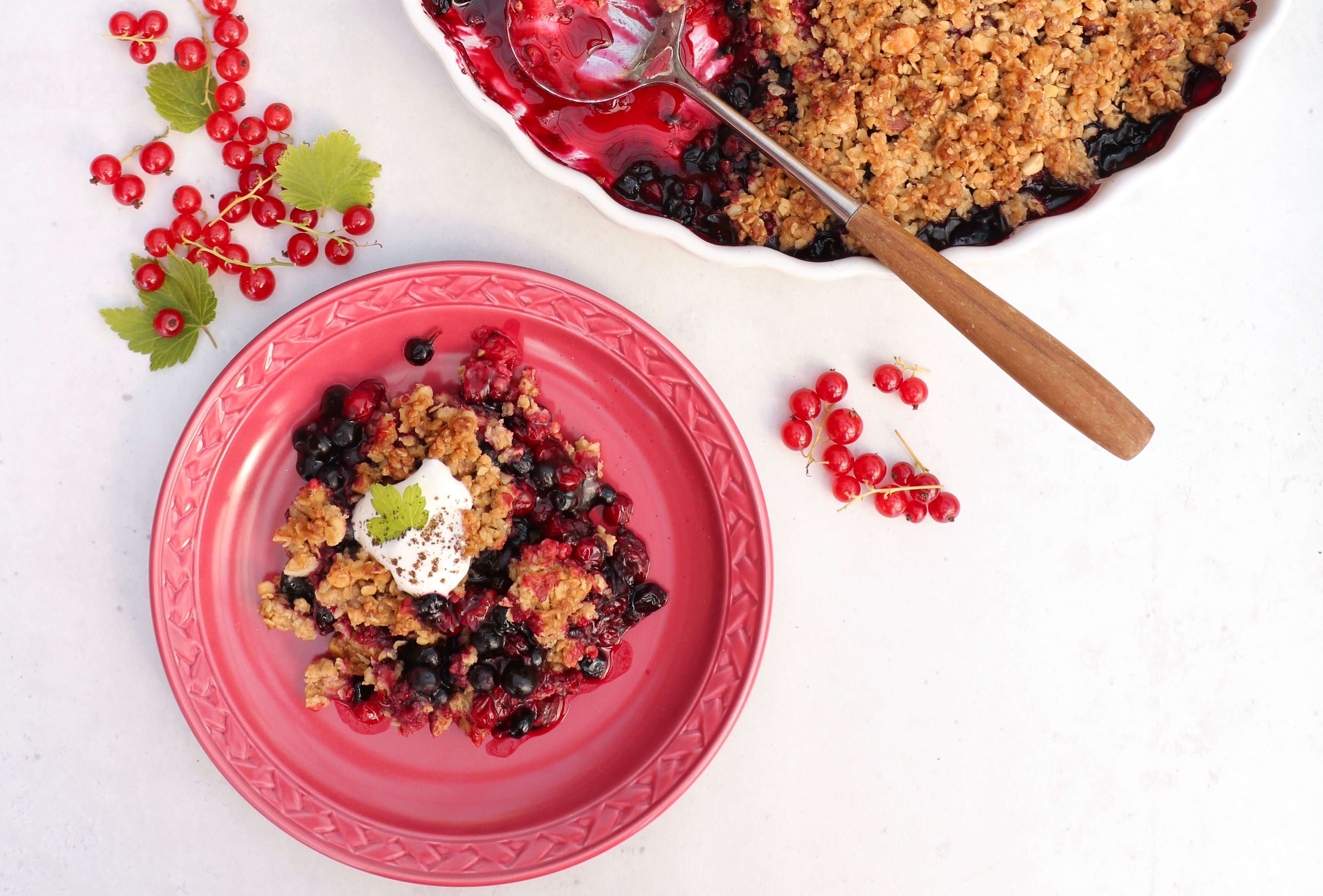 Sukkerfri, nydelig smuldrepai med rips & blåbær