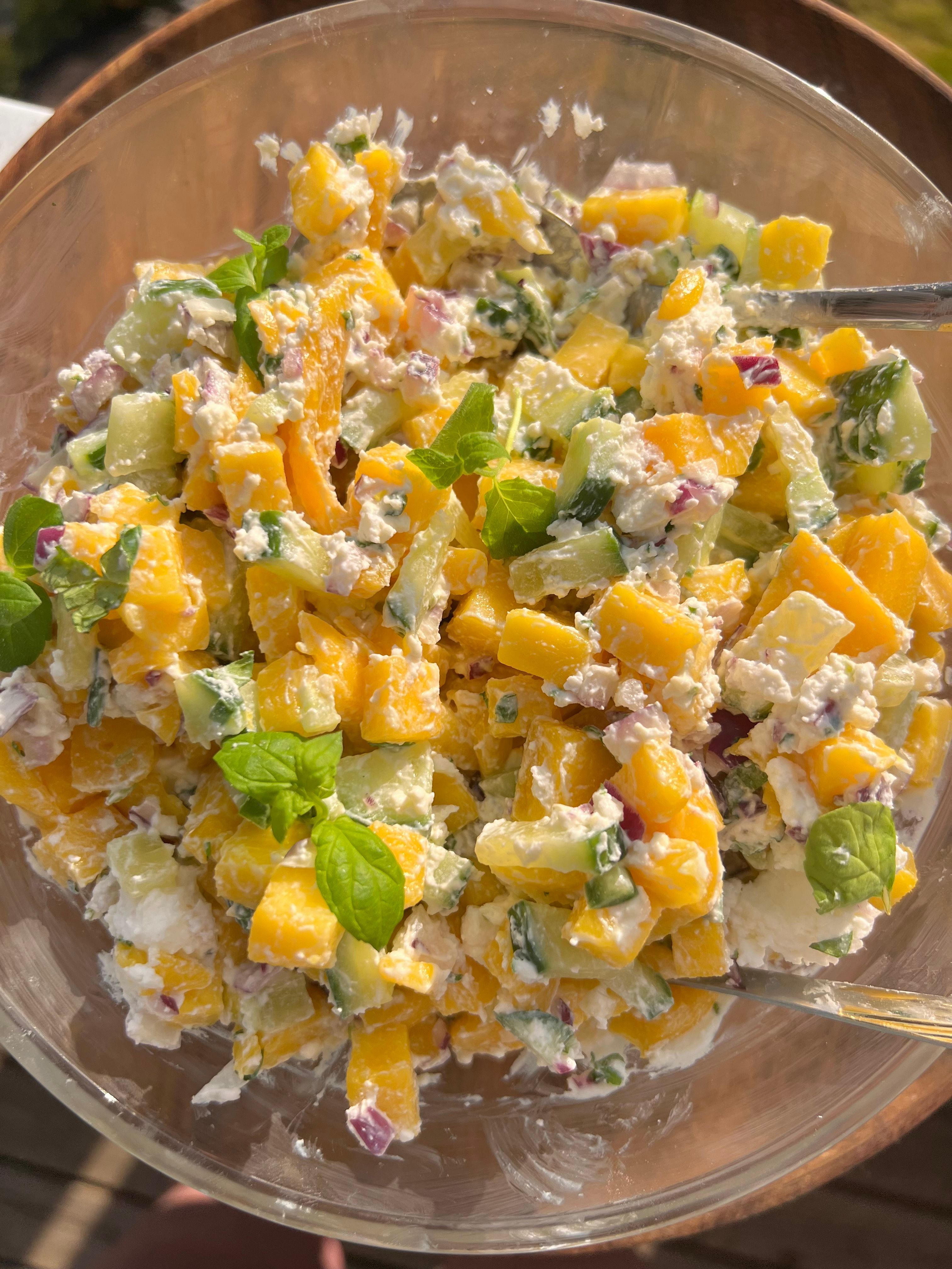 Mango- og fetasalat, nydelig til grillmat!