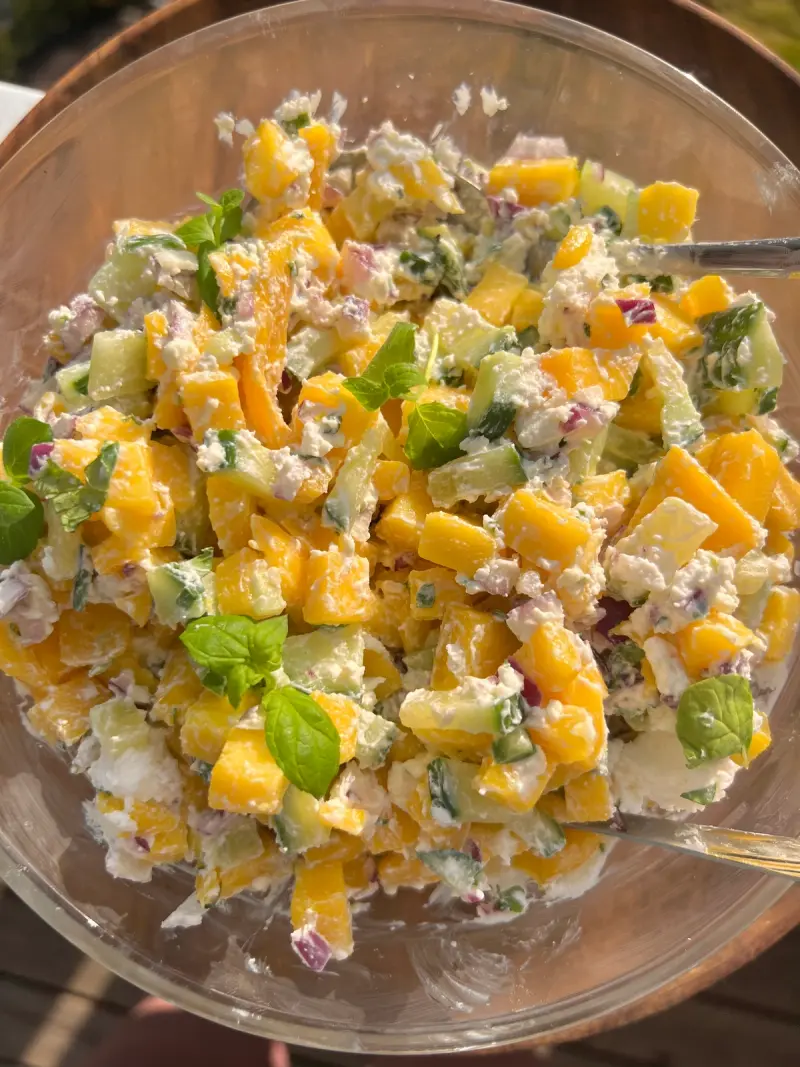 Mango- og fetasalat, nydelig til grillmat!