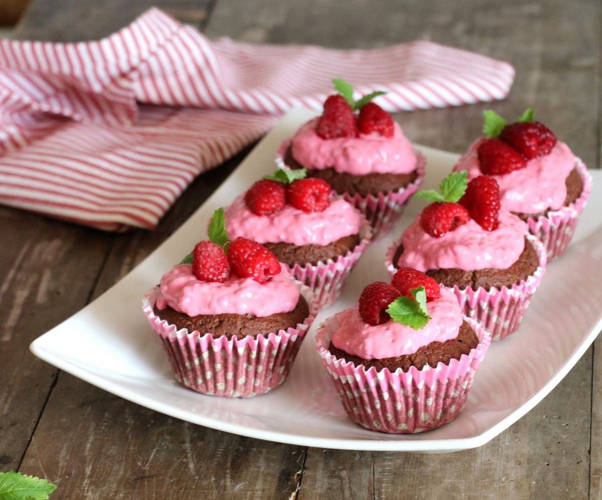 Sukkerfri sjokolademuffins med bringebærglasur