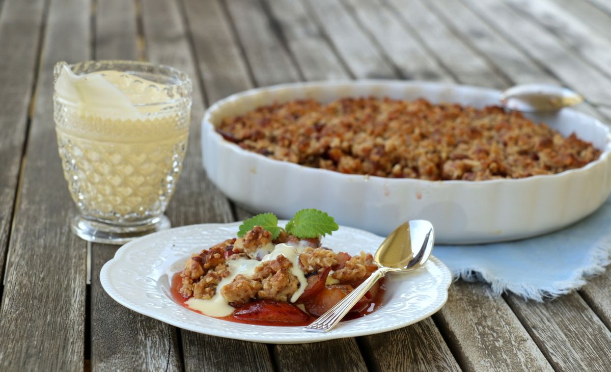 Sukkerfri smuldrepai med plommer