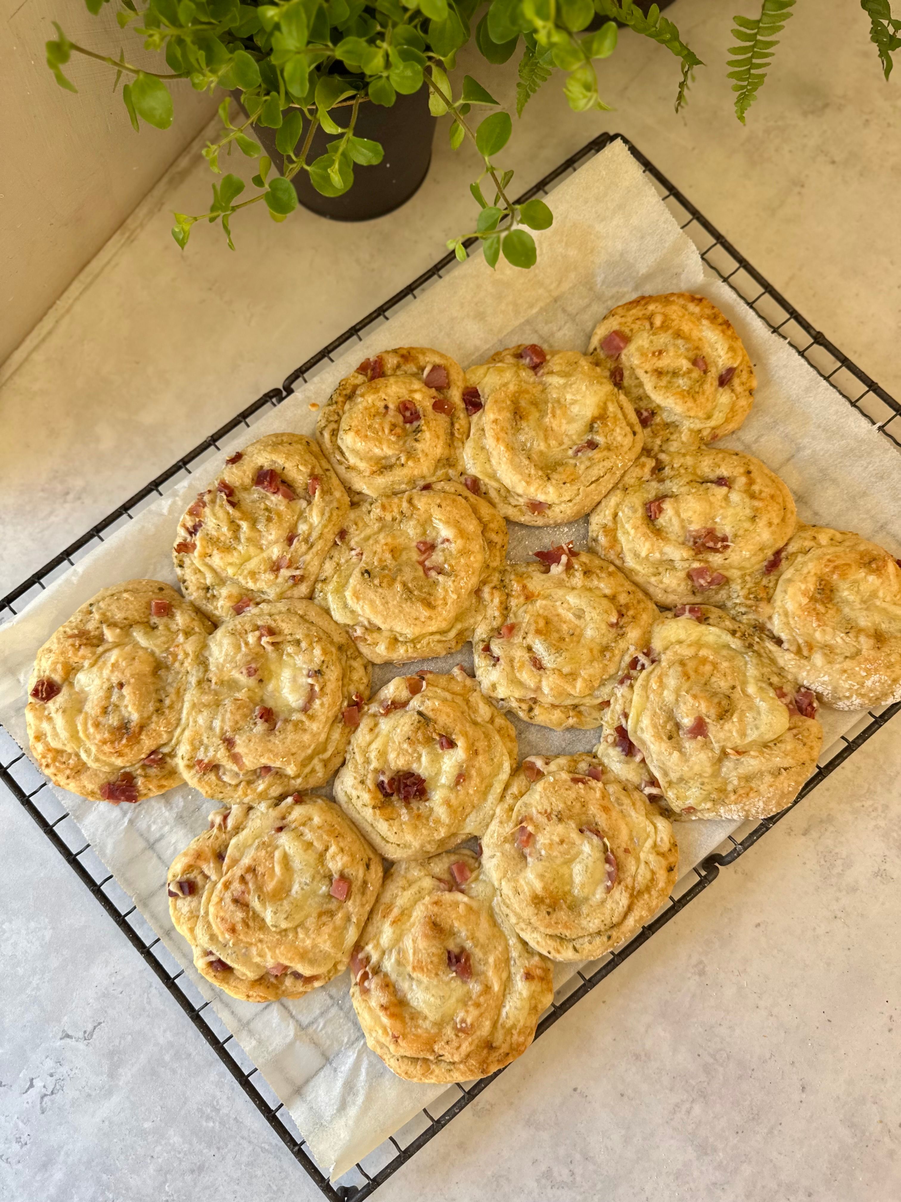 Grove protein pizzasnurrer - med pesto, spekeskinke & ost