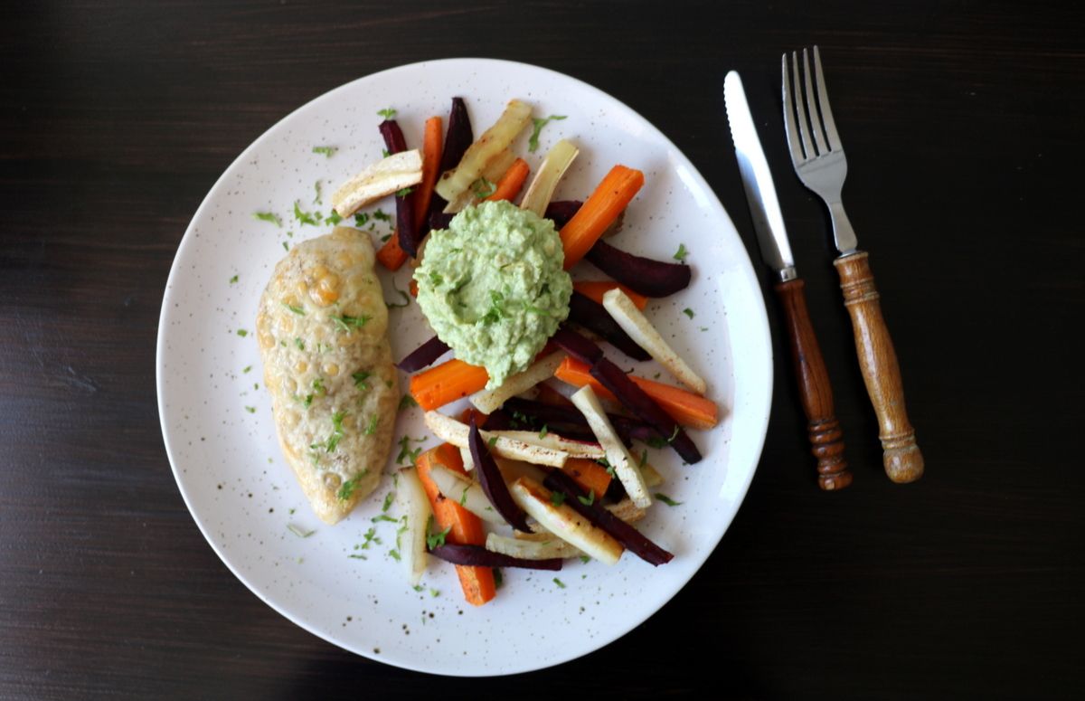 Ostegratinert kyllingfilêt med rotgrønnsaker & guacamole