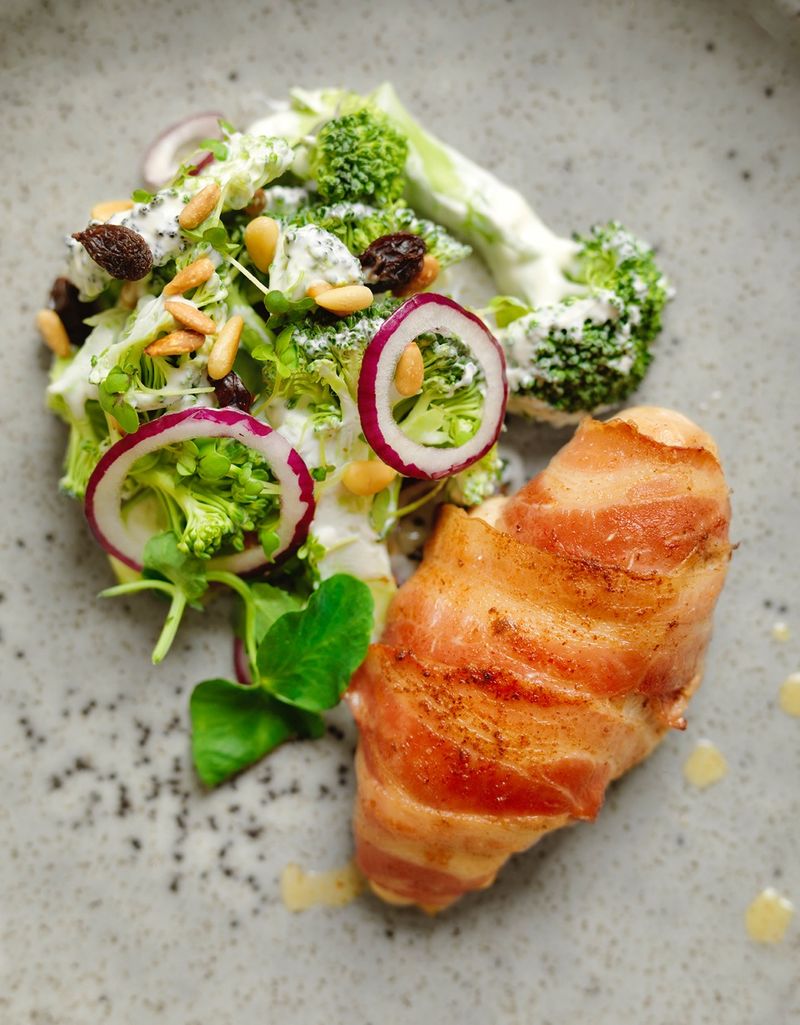 LINDASTUHAUG – Baconsurra kyllingfilet med brokkolisalat
