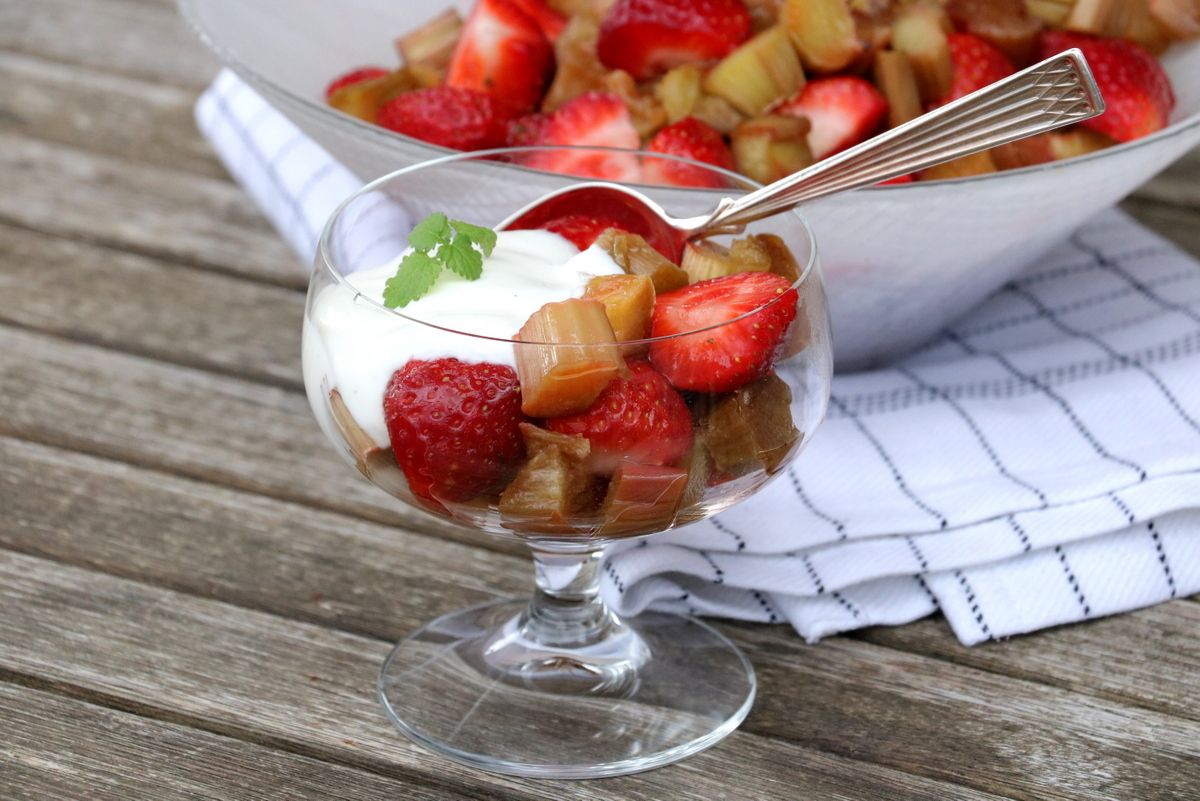 Bærsalat med jordbær og bakt rabarbra