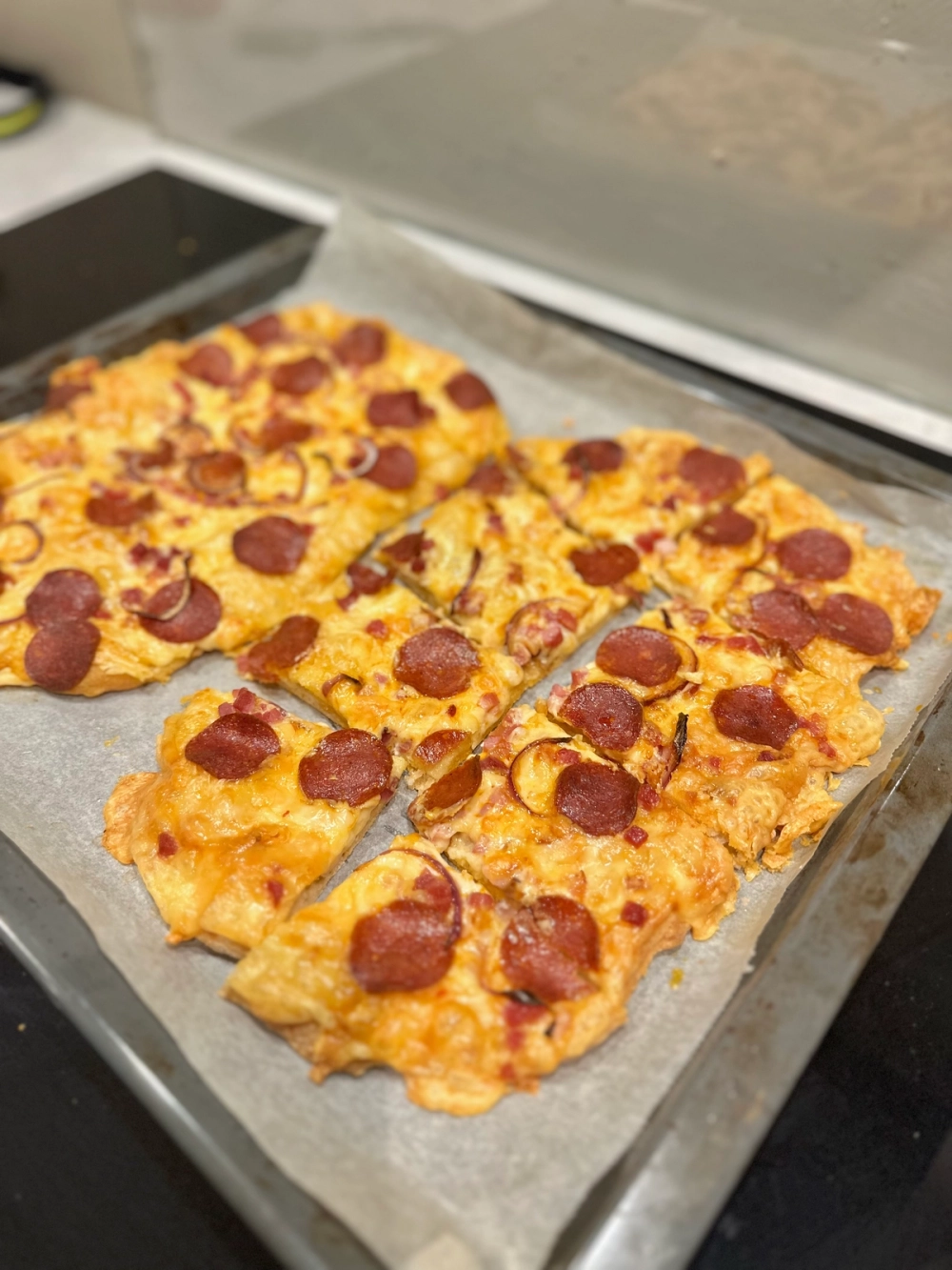Heimelaga pizza med bacon & pepperoni
