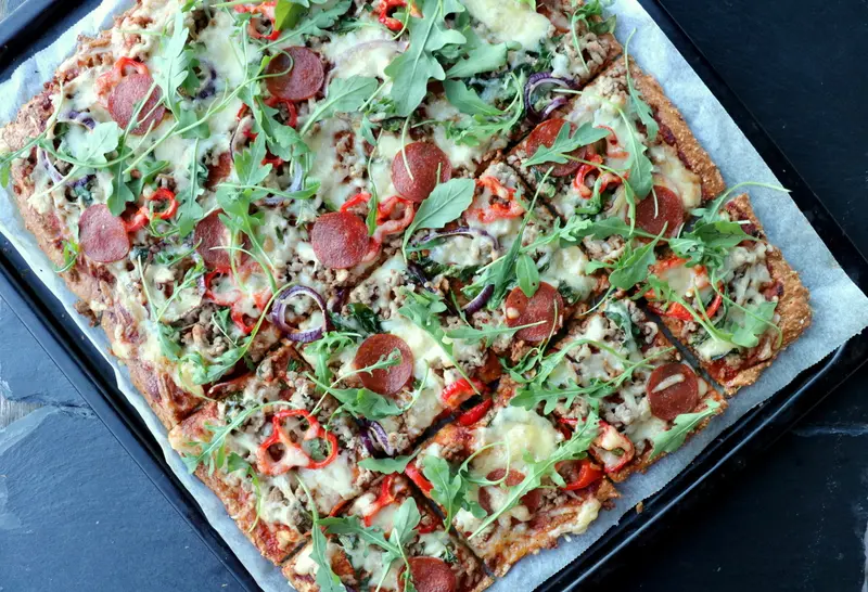 Heimelaga, sunn pizza med proteinrik havrebunn
