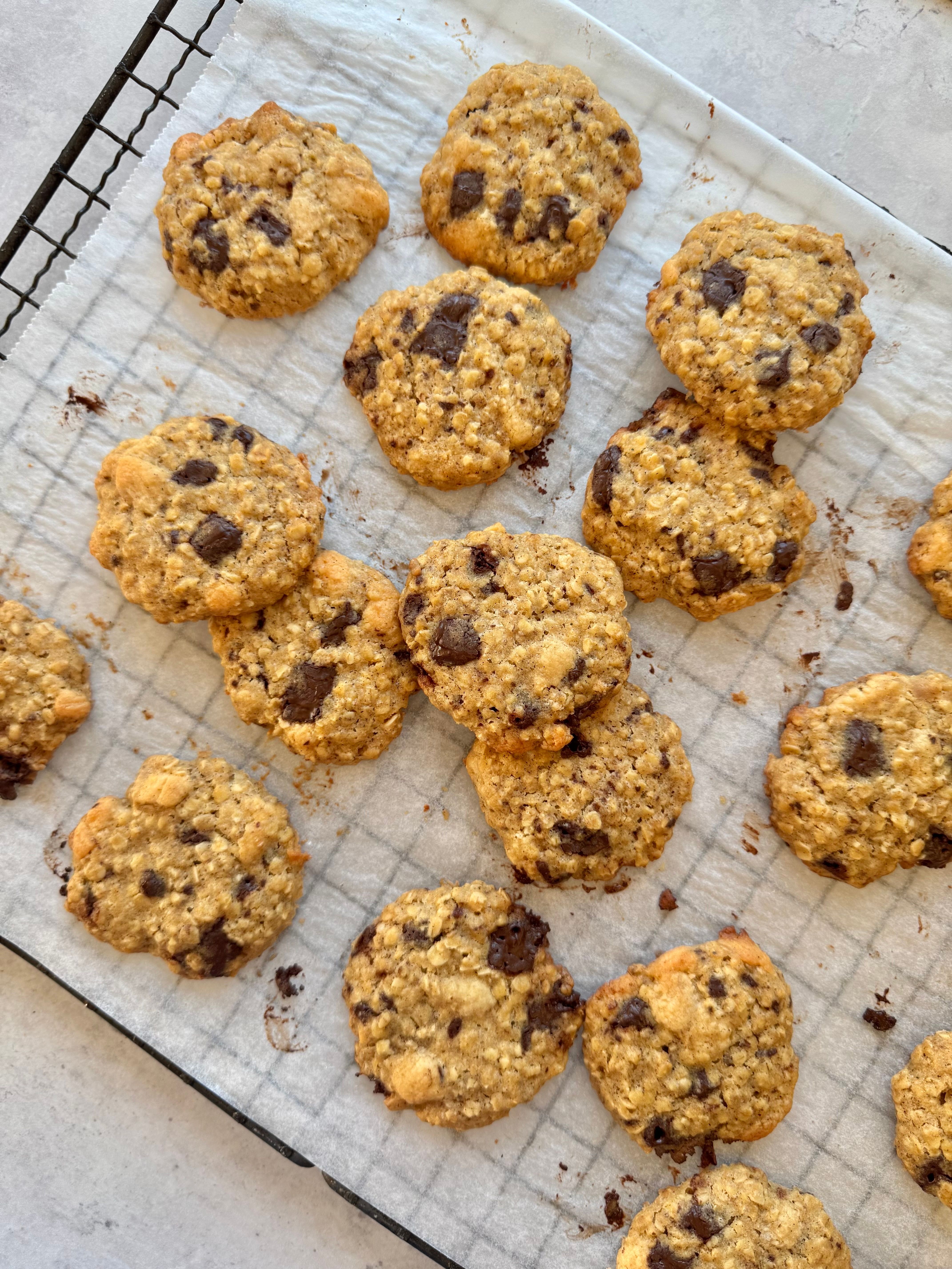 Sukkerfrie havrekjeks med sjokolade & marsipanbiter