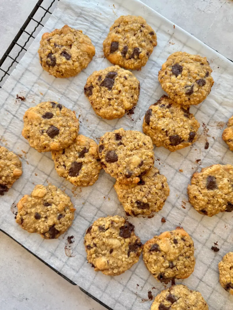 Sukkerfrie havrekjeks med sjokolade & marsipanbiter