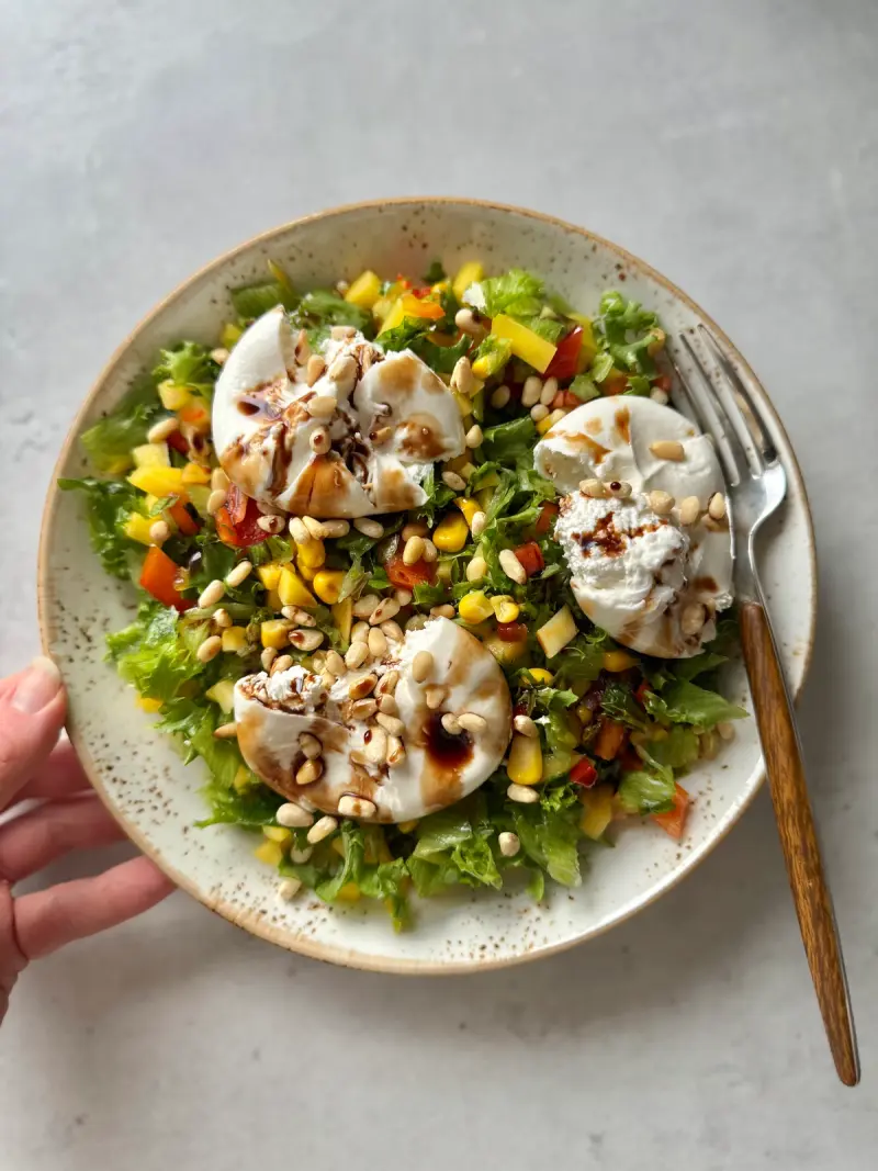 Burratasalat med mango, pinjekjerner & balsamico