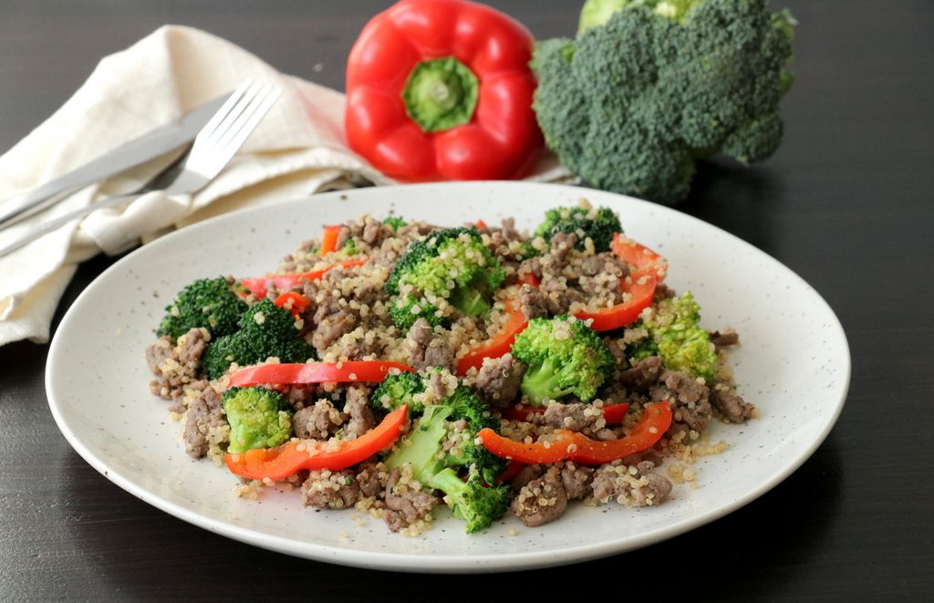 Alt-i-ett middag med karbonadedeig og quinoa
