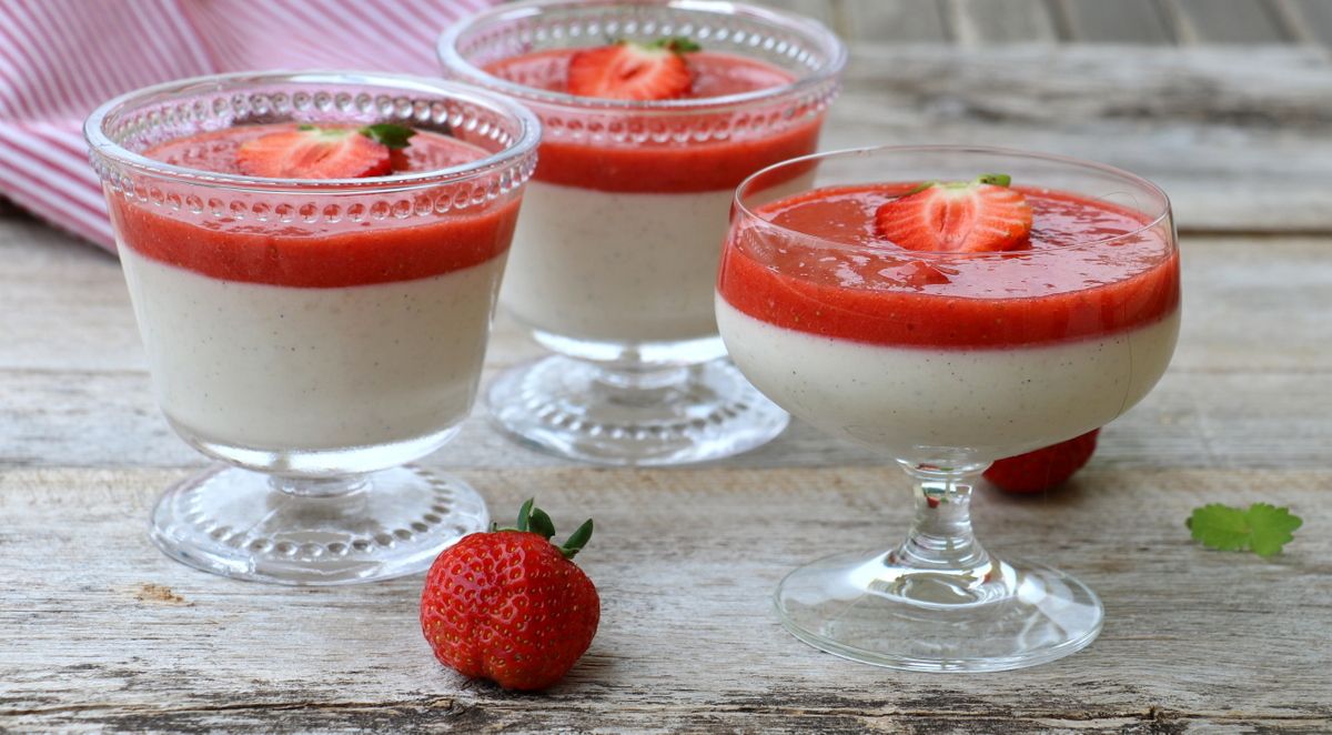Sukkerfri panna cotta med jordbær og rabarbra