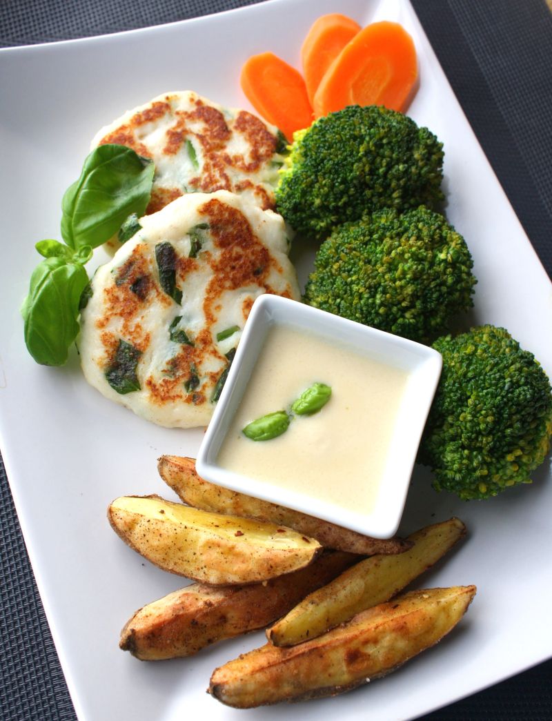 Heimelaga fiskekaker med krema fiskesaus