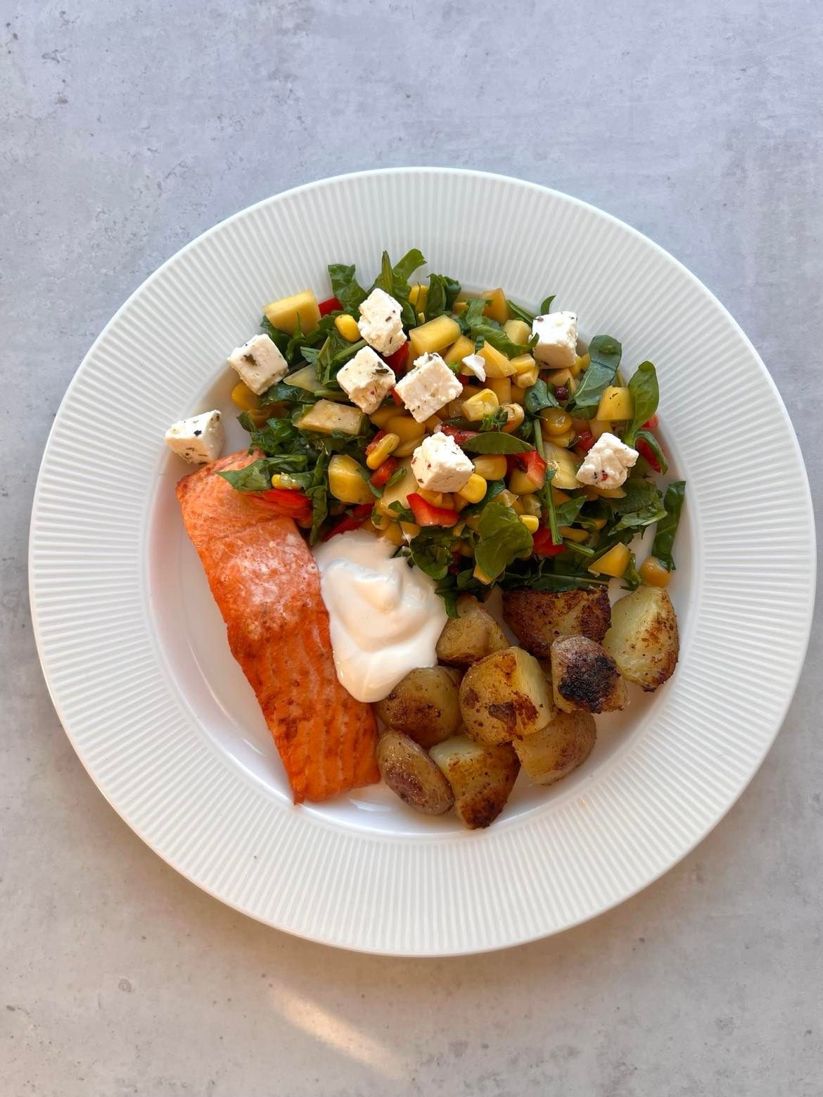 Laks med stekte potetrester - en knallgod måte å gi nytt liv til kokte poteter!