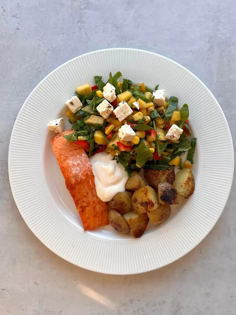 Laks med stekte potetrester - en knallgod måte å gi nytt liv til kokte poteter!