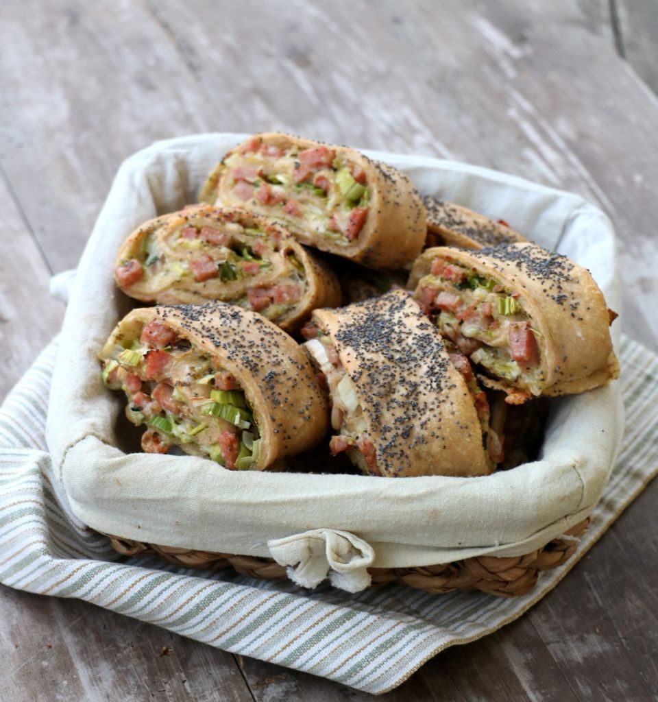 Grove pizzasnurrer med pesto, ost & skinke