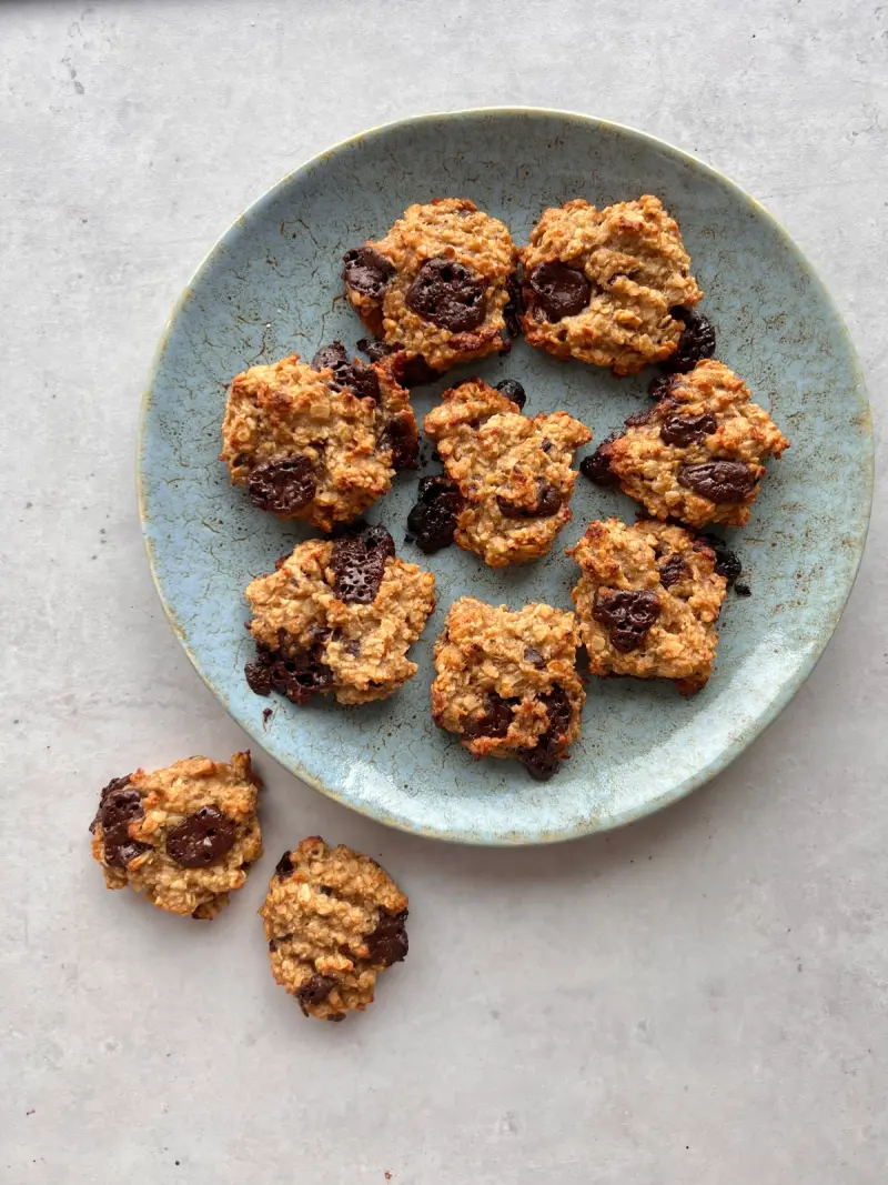 Nydelige banankjeks med peanøttsmør & sjokoladebiter