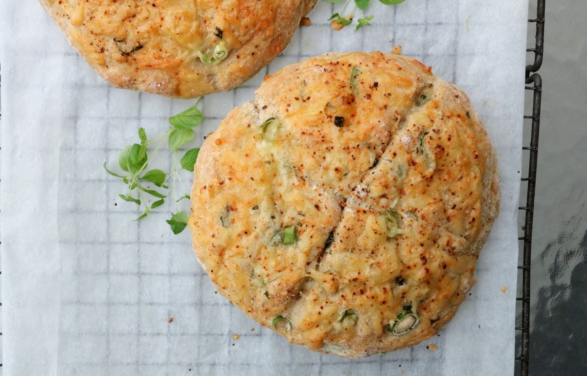 Grove, saftige scones med ost og urter