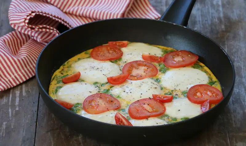 Omelett med tomat og mozzarella