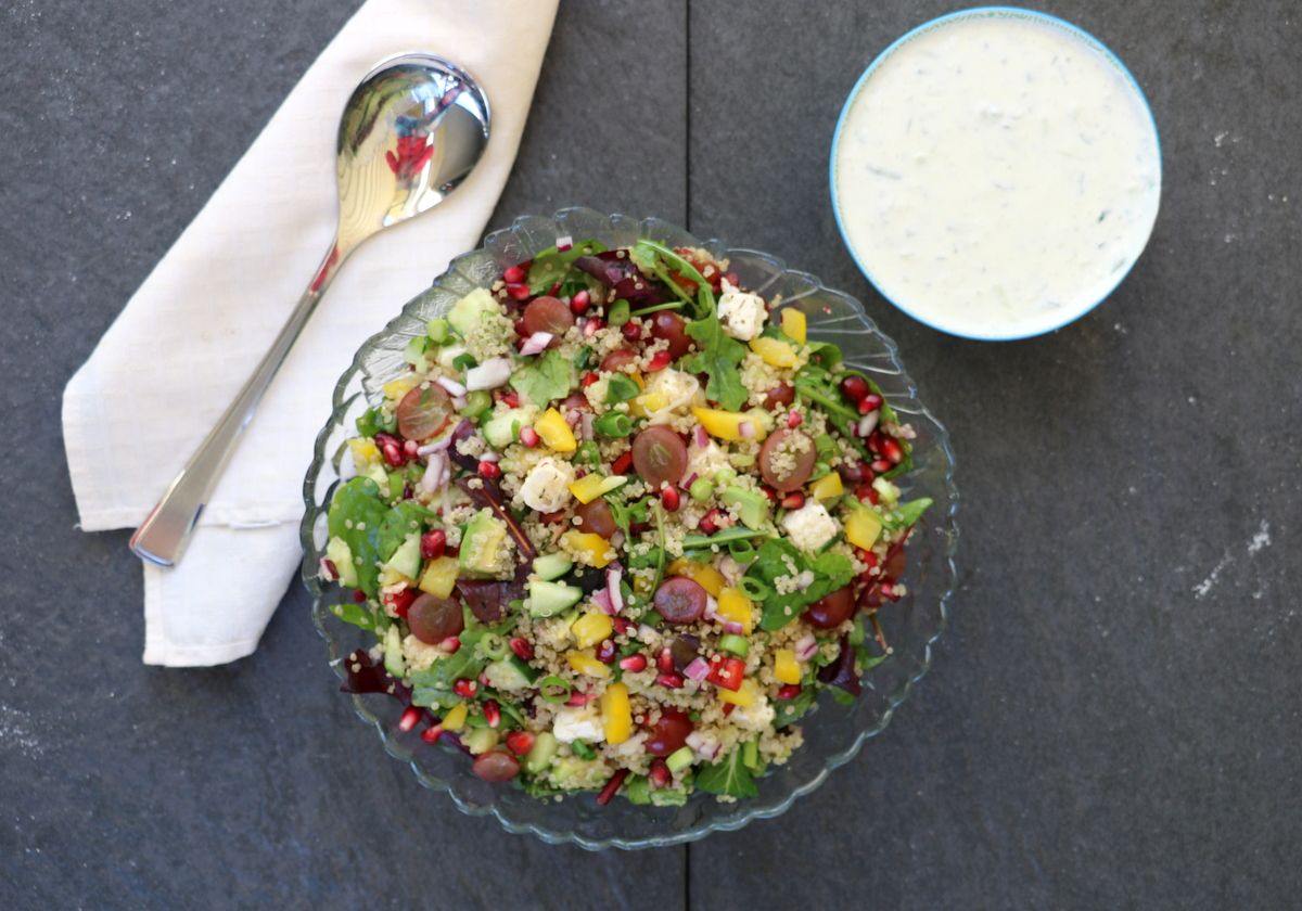 Fargerik quinoasalat med tzatziki