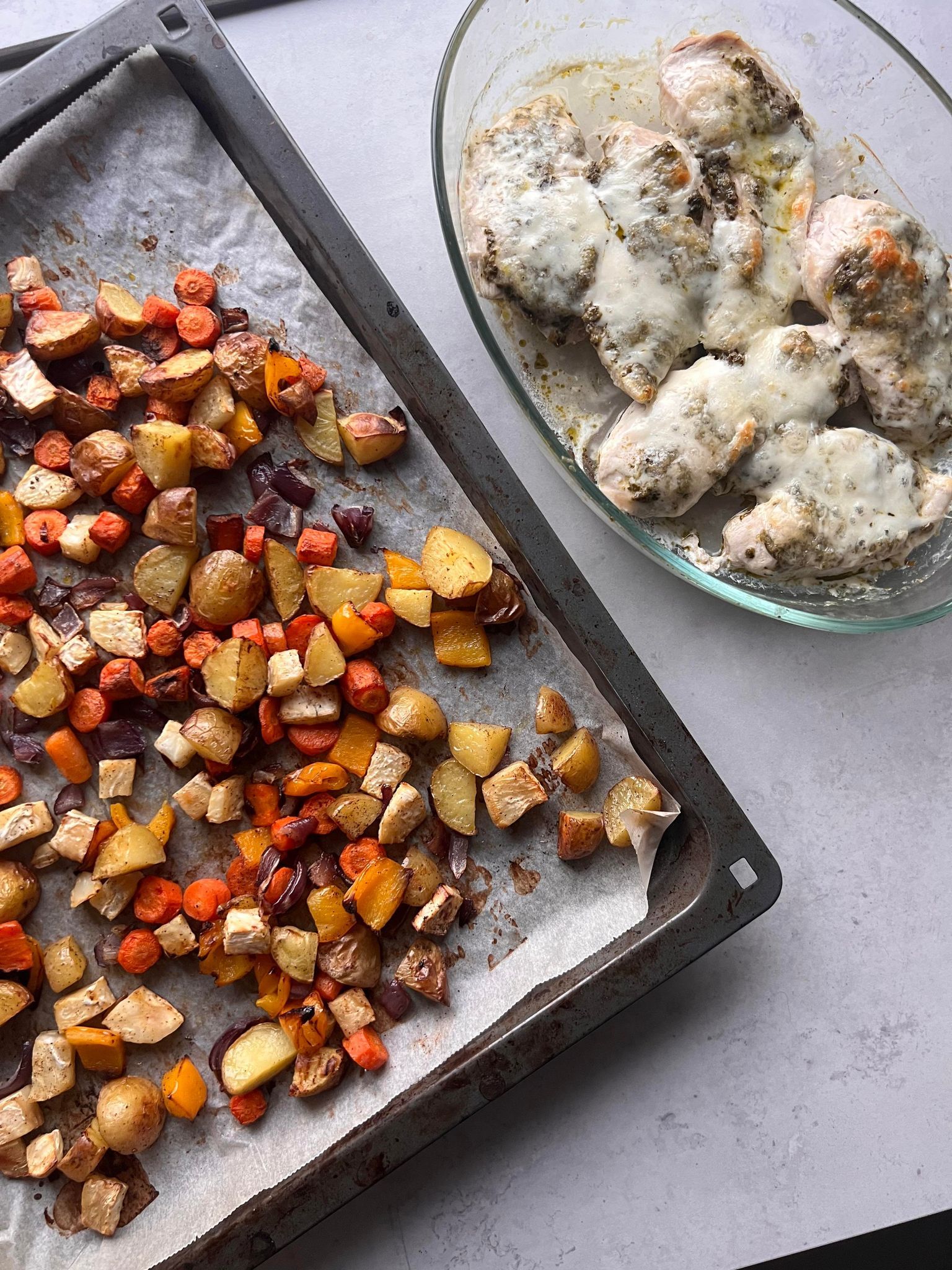 Mozzarella- og pestogratinert kylling med bakte grønnsaker