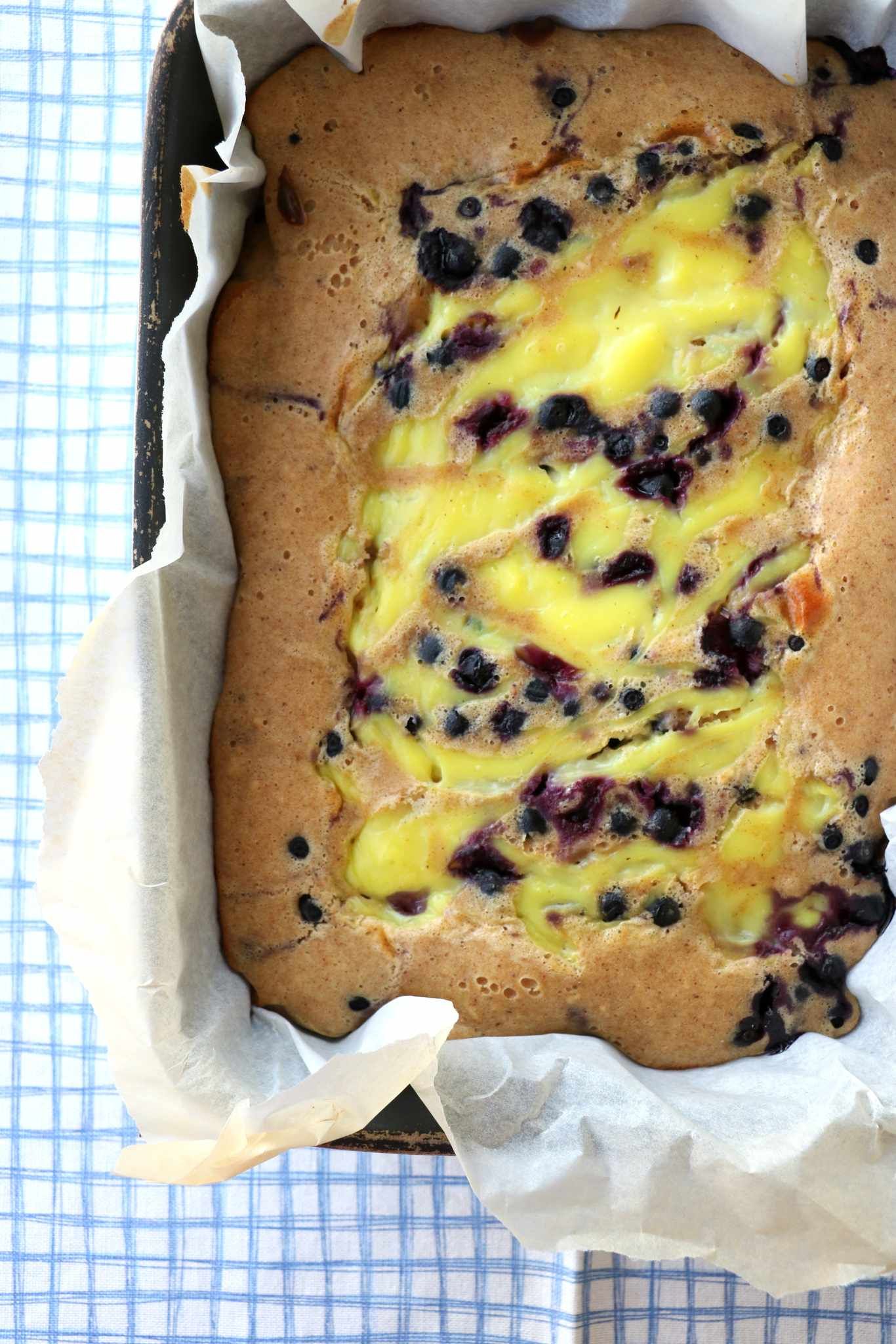 Saftig blåbærkake med vaniljekrem