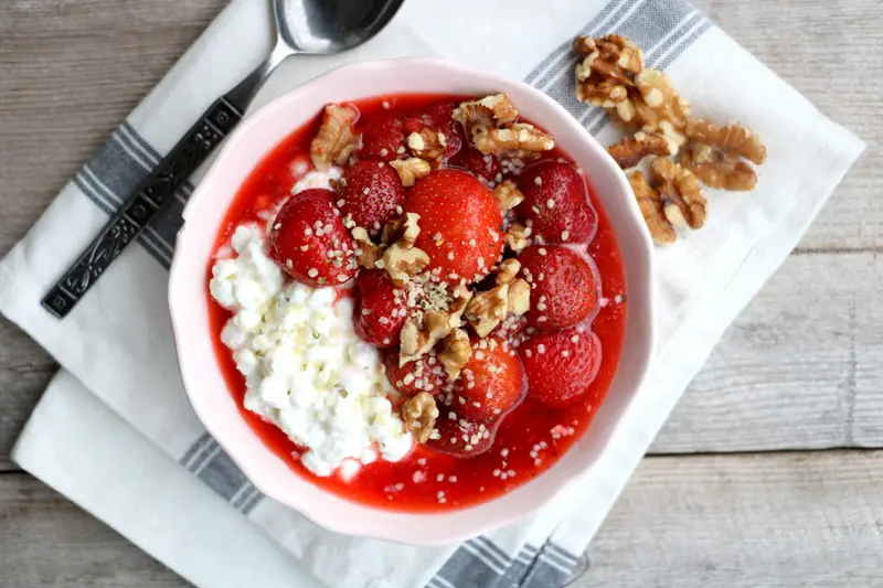 Dessert til frukost – frukostskål med søte, varme bær